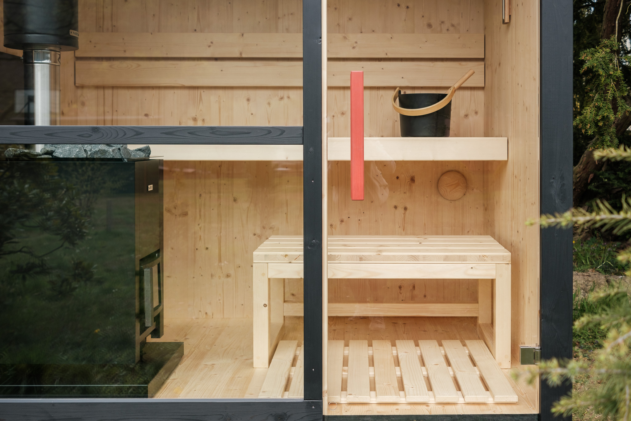 Sauna Mini s velkým prosklením a kamny na dřevo značky Narvi