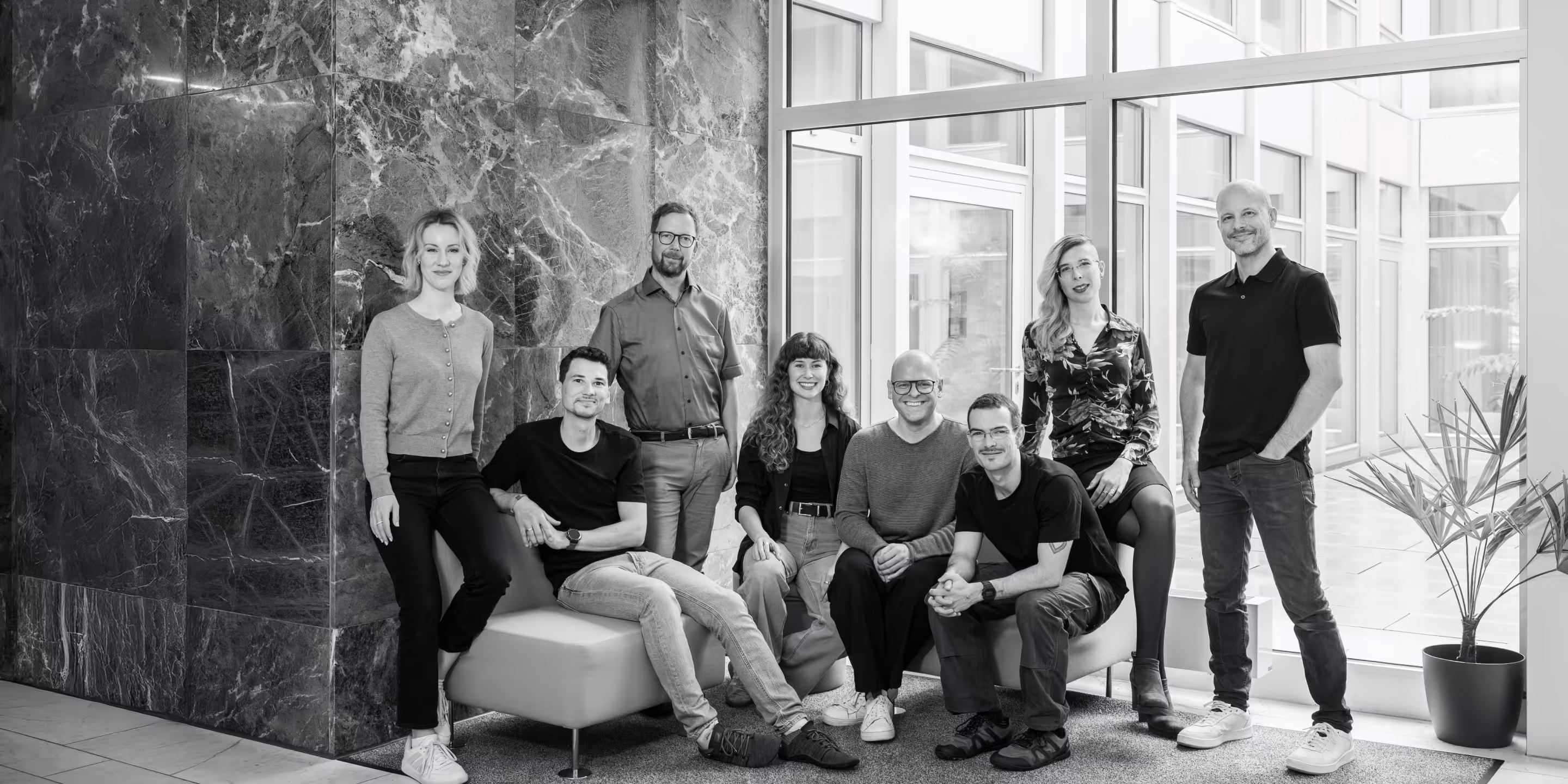 Gruppenfoto des int[cube]-Teams im Büro.