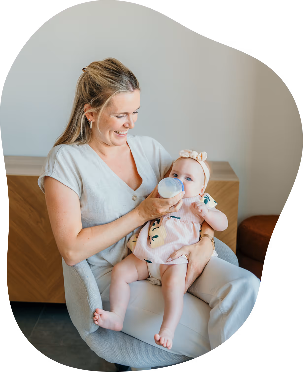 Foto Sanne en Juliette, mama geeft baby dochter flesje - advies rond flesvoeding borstvoeding bij Babykracht.