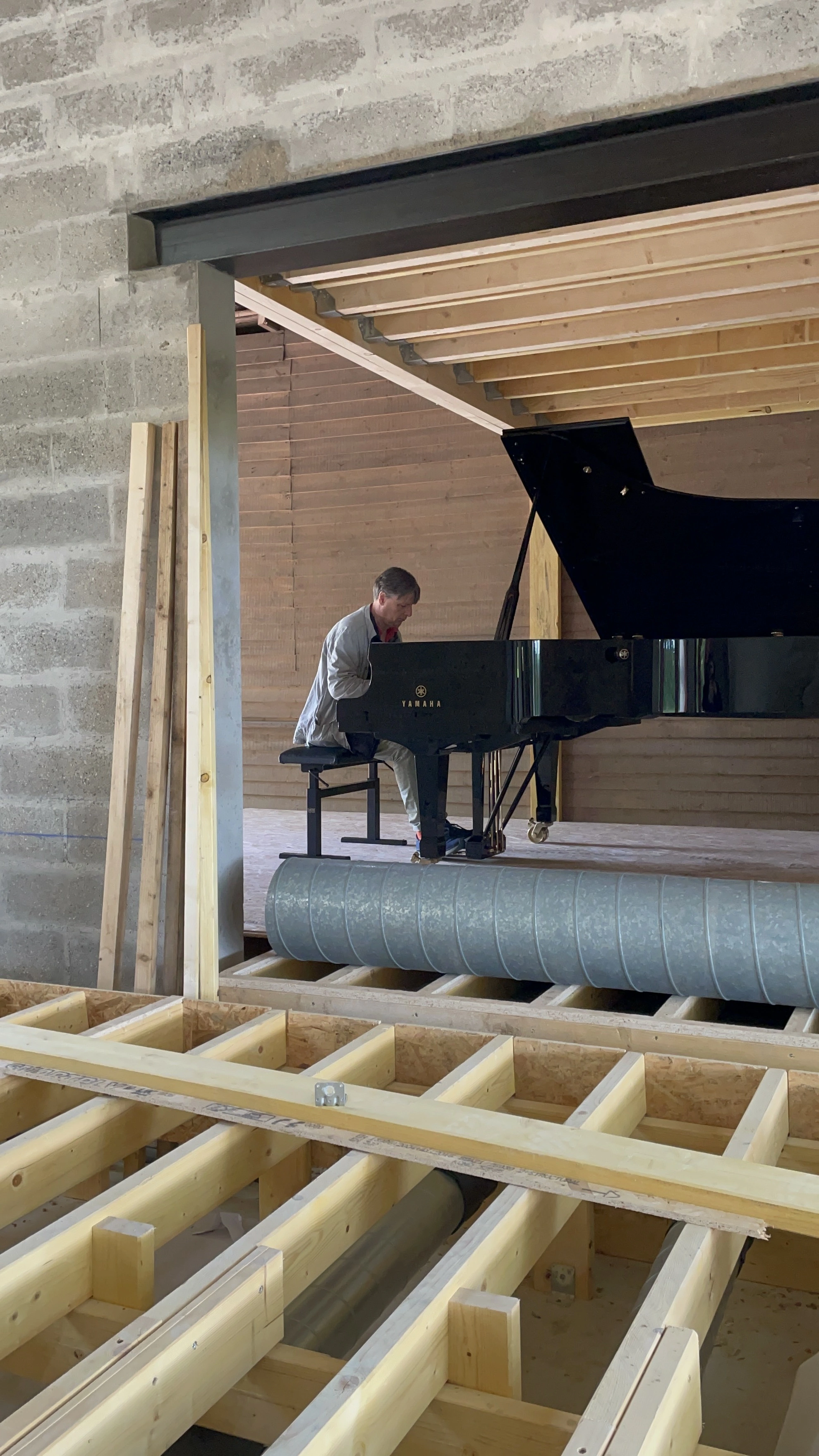 Arrivée du piano lors du chantier du Théâtre des Champs