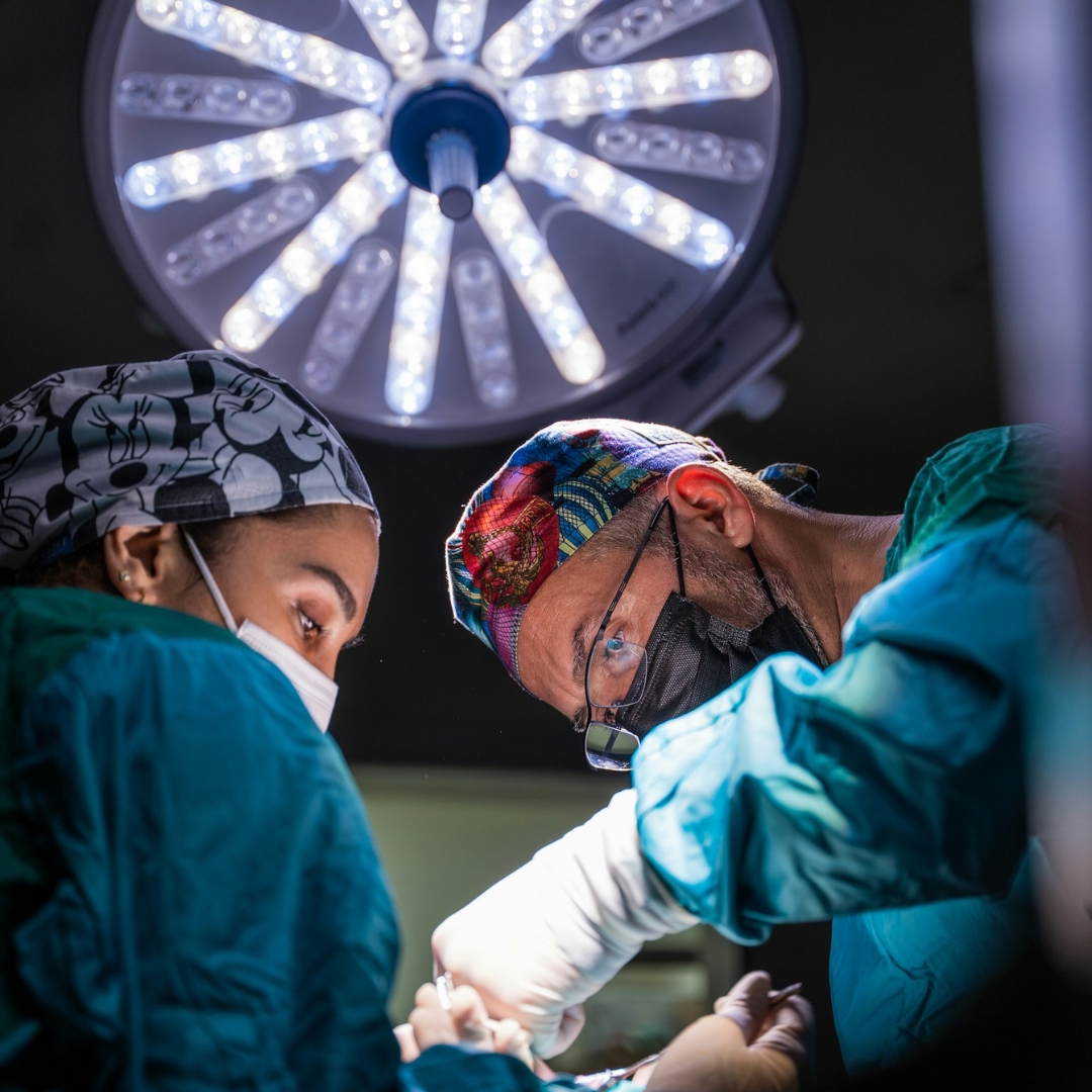 A photo of two surgeons working in the operating room. 