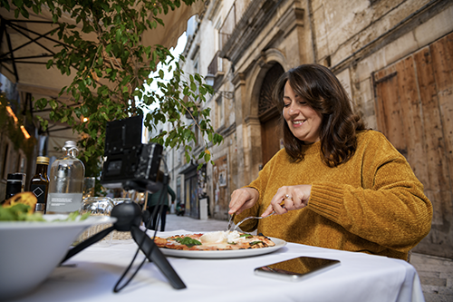 How to attract more guests with social influencers and Google advertising