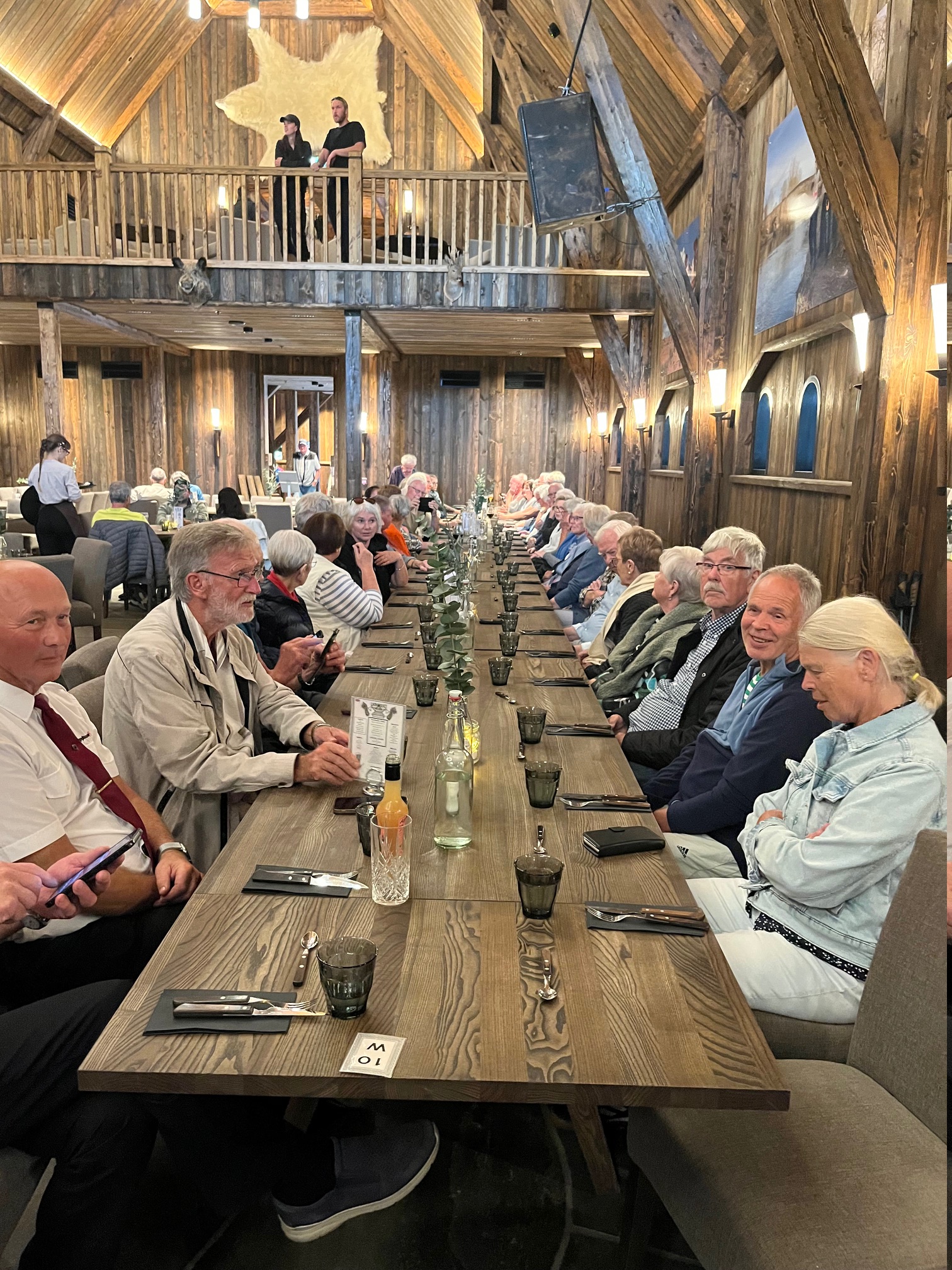 til bords i Langhuset til Lothepus