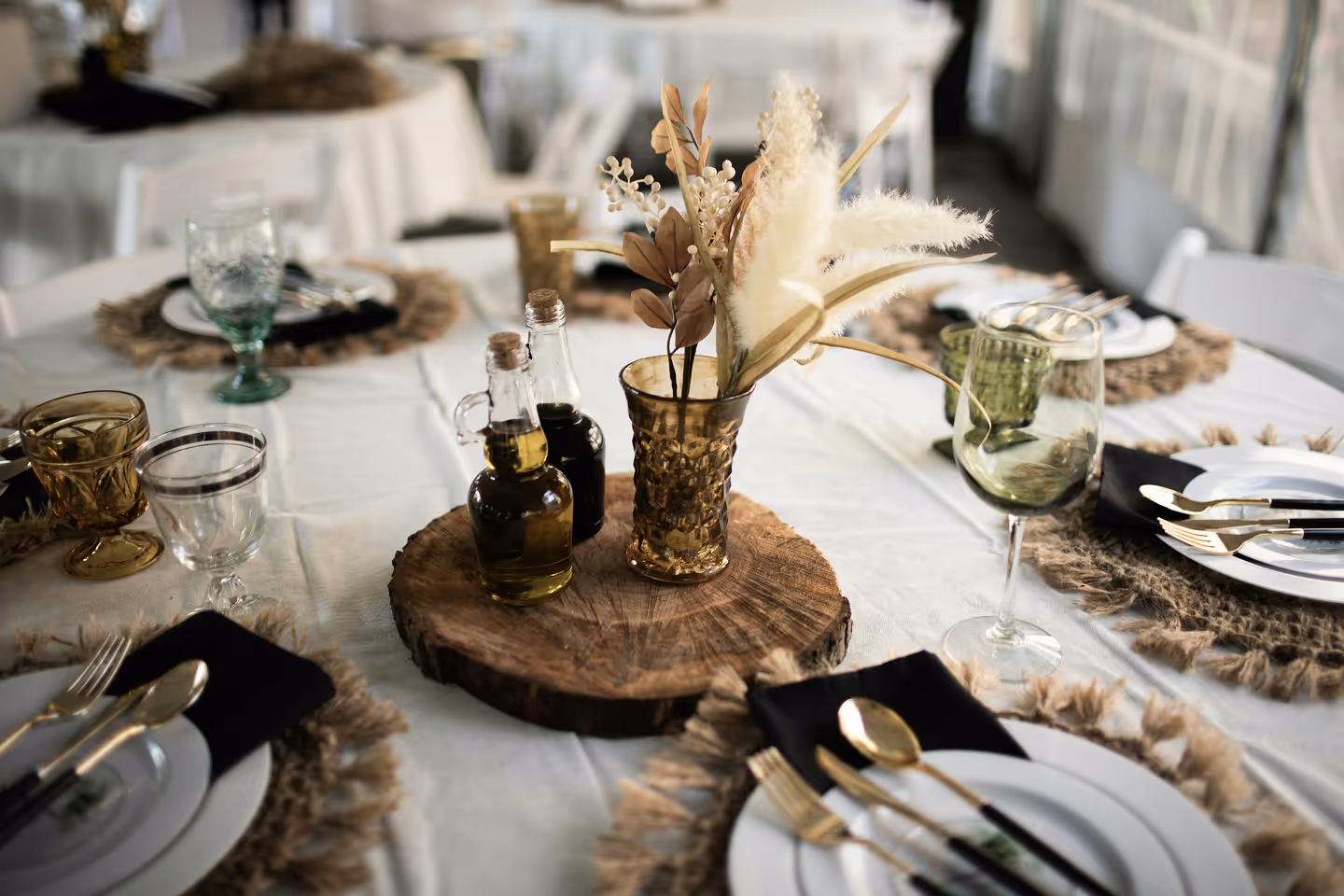 A table full of plates and decorations
