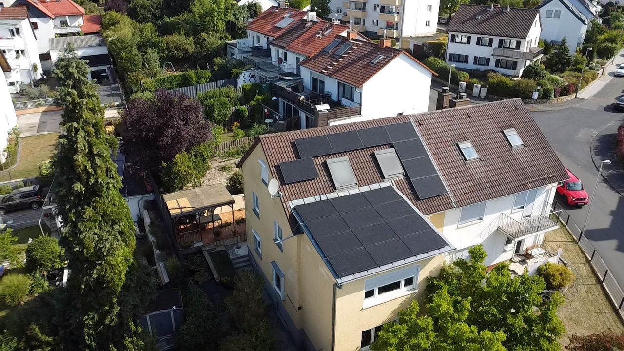 Photovoltaik Anlage auf mehreren Dachflächen für ein Einfamiienhaus in Wiesbaden