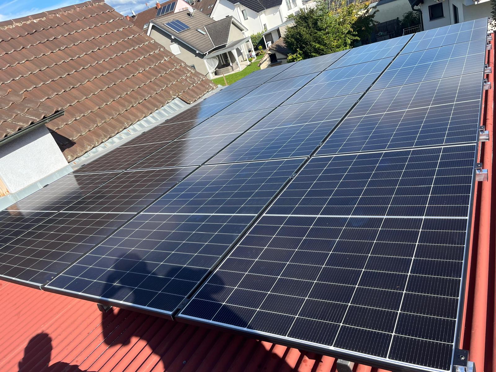 Photovoltaikanlage in Bad Kreuznach mit 16 Trina Vertex 450 W Modulen auf Flachdach mit Trapezblech, Kreuzverbund-Montage und Bitumen-Alum-Abdichtung, installiert von Better Energy GmbH für maximale Eigenstromnutzung durch Batteriespeicher.