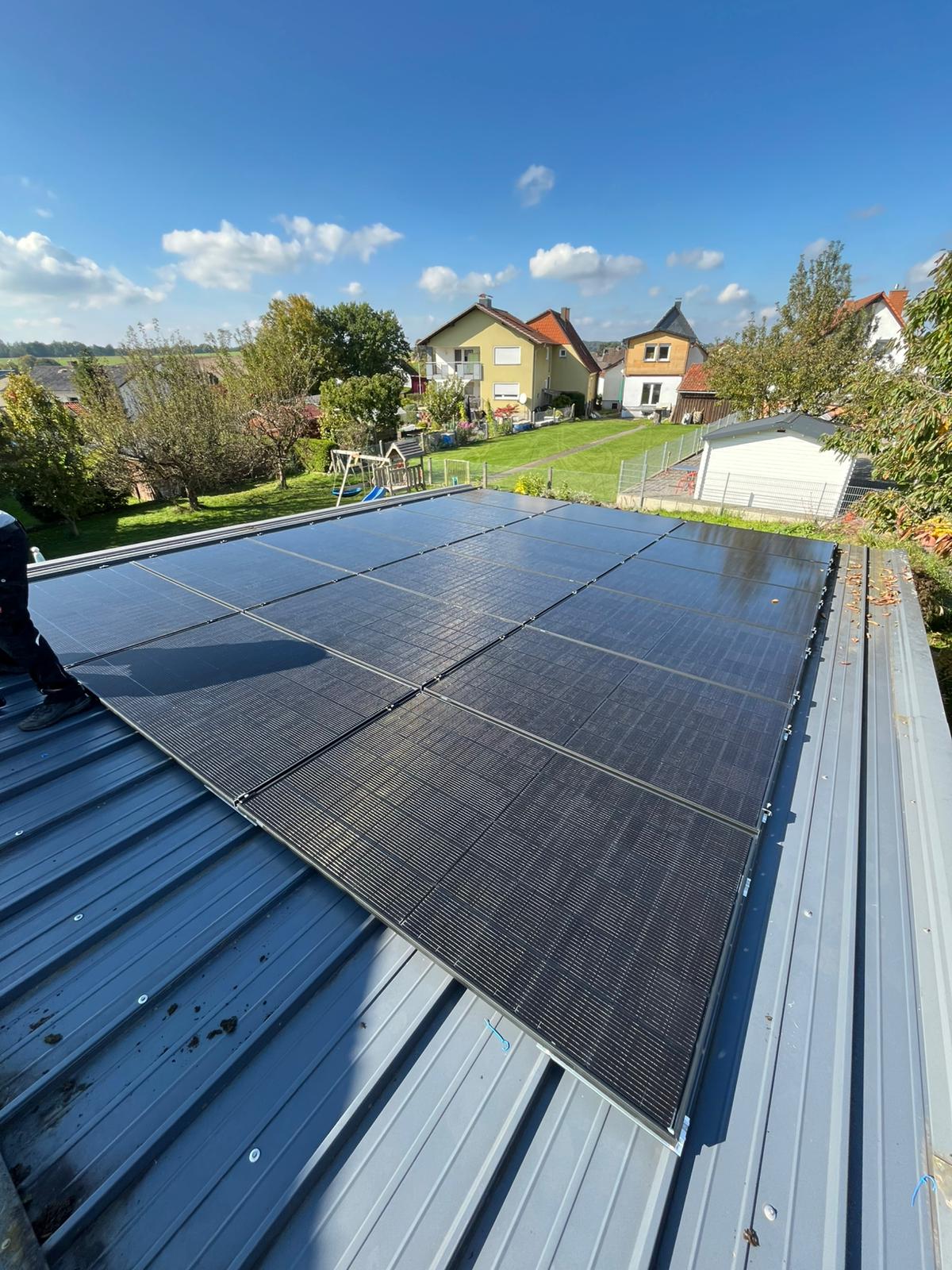 Photovoltaikanlage auf Trapezblechdach in Bad Kreuznach mit 18 bifazialen 440 W-Trina-Modulen, Fronius-Wechselrichter, Wallbox und neuem Zählerschrank – schlüsselfertige Installation durch Better Energy GmbH.