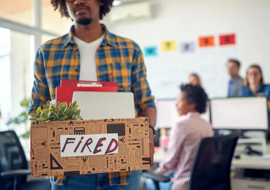 ¿Puede Reclamar Compensación Laboral Después de Ser Despedido? Guía de Derechos de los Trabajadores de California.