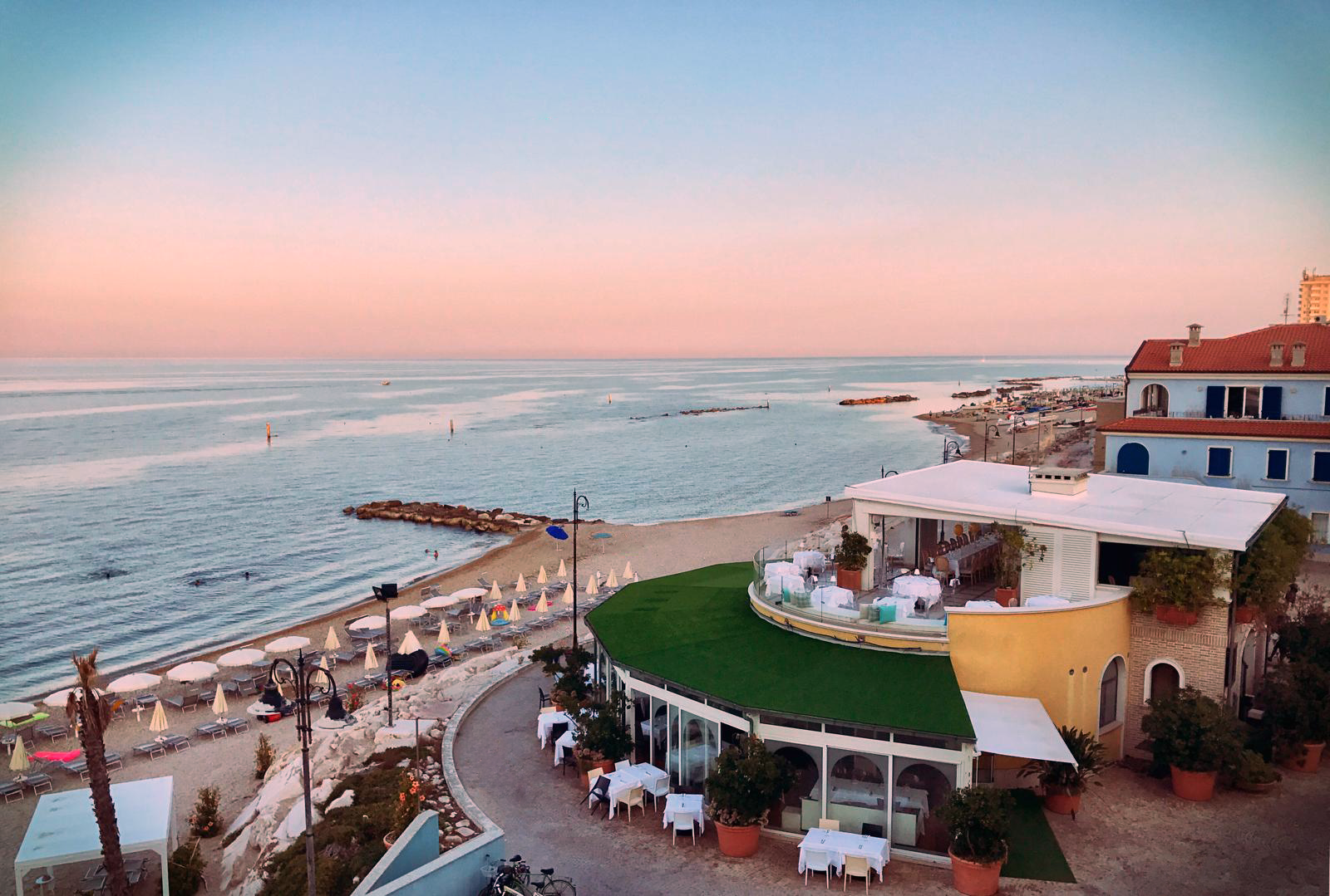 Vista del molo e del mare al tramonto a Porto Recanati