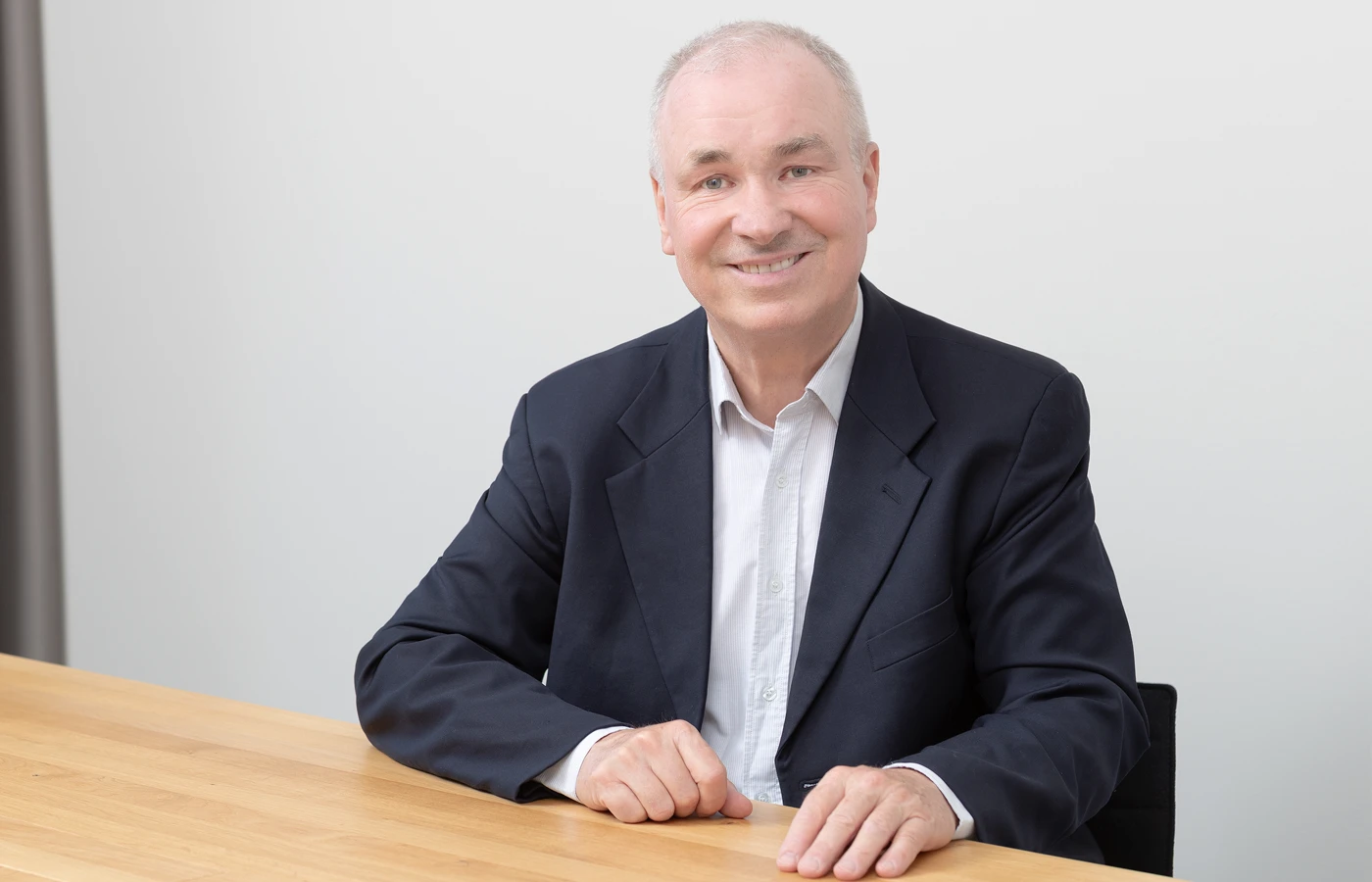 Portrait von Sönke Gorkisch, Interim Finance Executive, an einem Konferenztisch