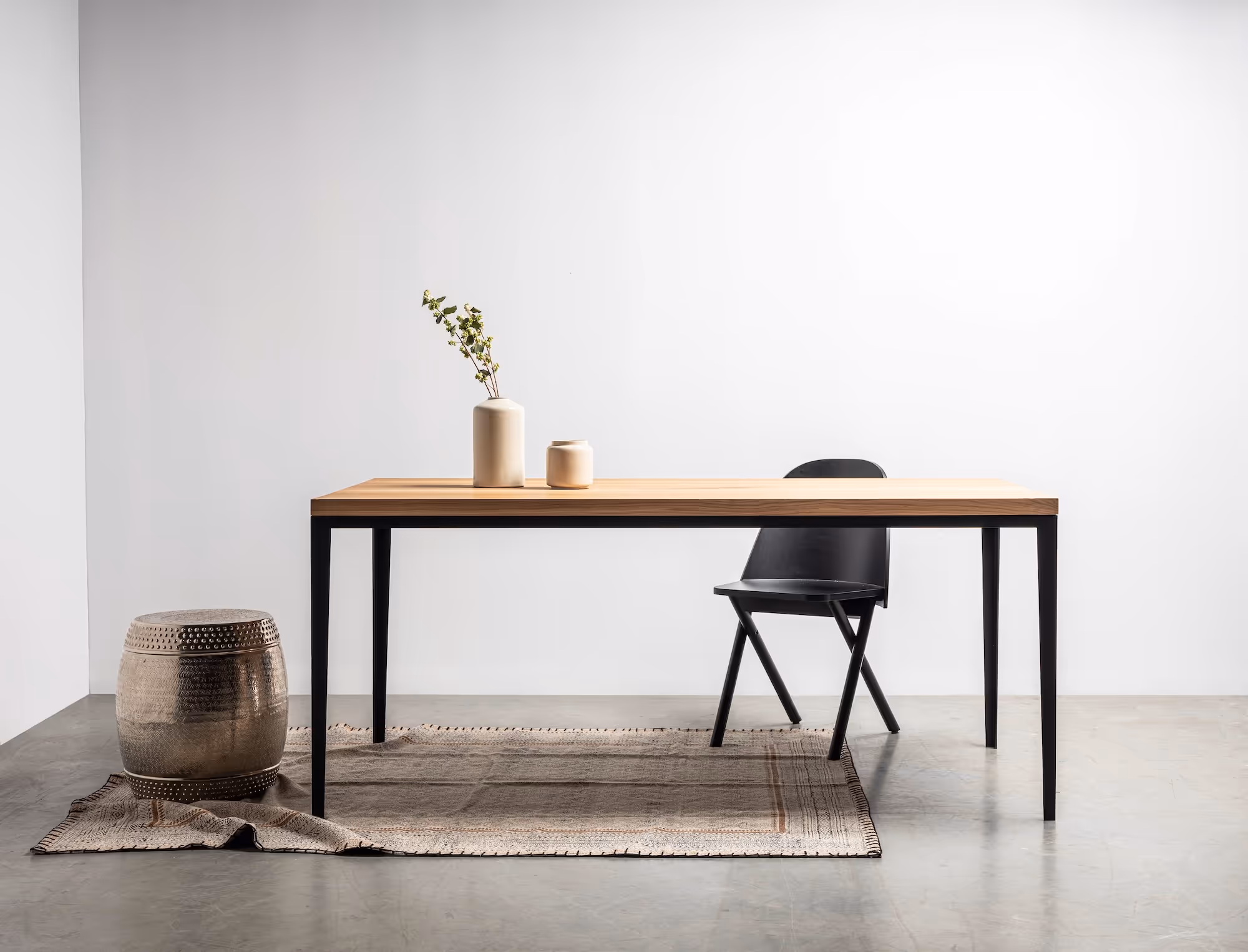 dębowy stół ze stalową nogą