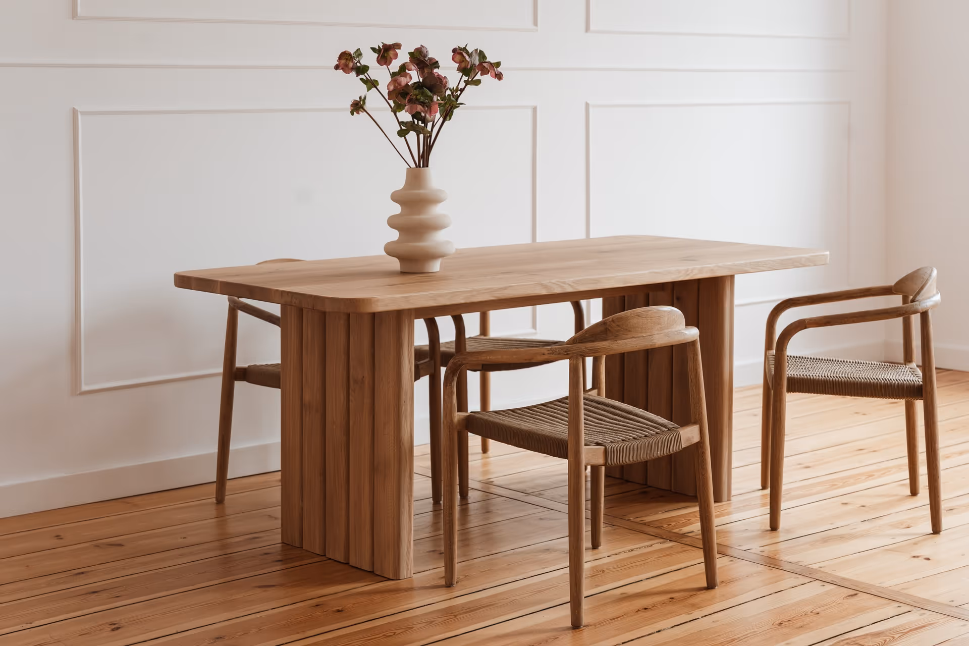 Dębowy stół w stylu japandi