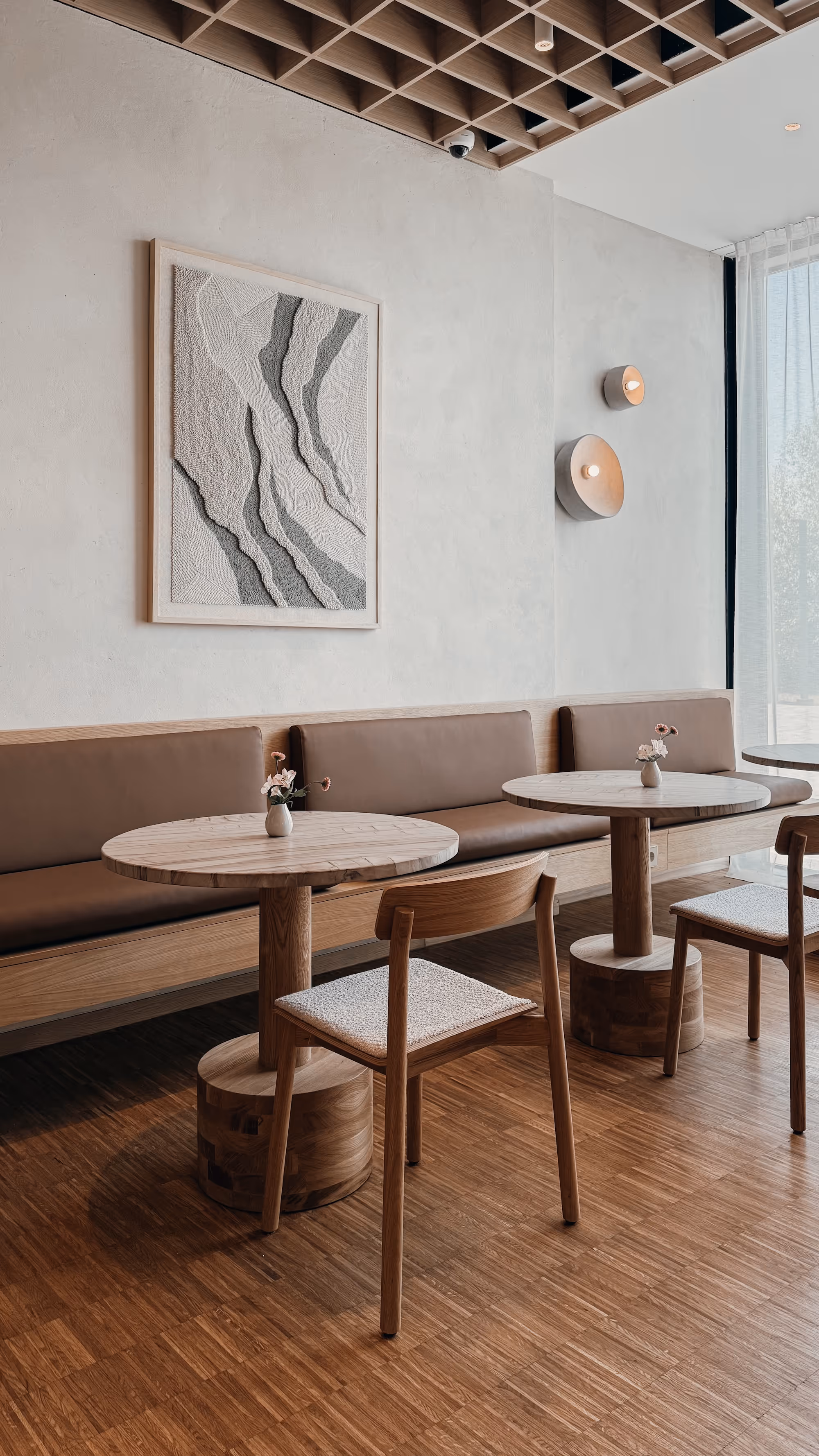 Kamienne stoły w restauracji – blaty z naturalnego kamienia zabezpieczone folią ceramiczną HOOM