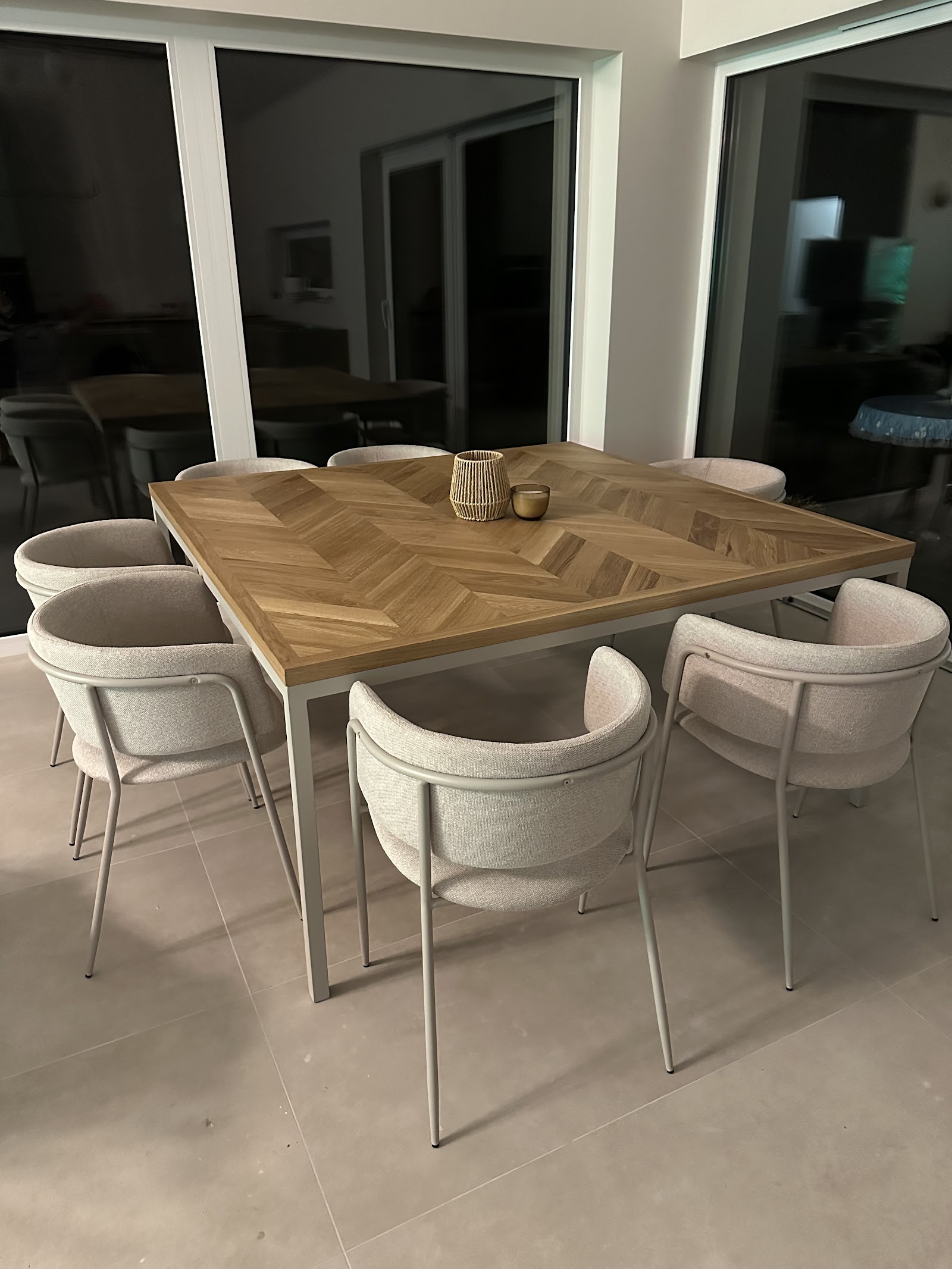 Stół Charlotte na zamówienie 140 × 140 cm z blatem ułożonym we wzór jodełki.