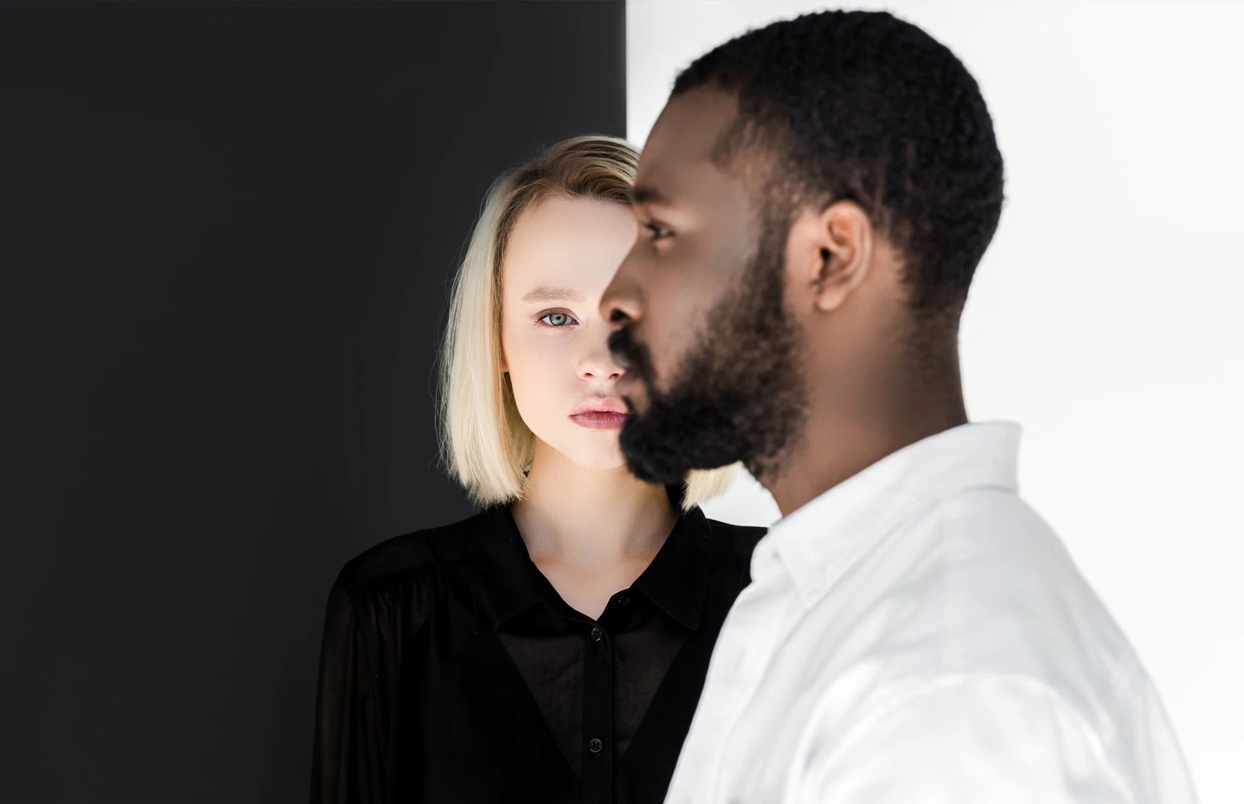 Pourquoi les contraires s’attirent… et se dérangent