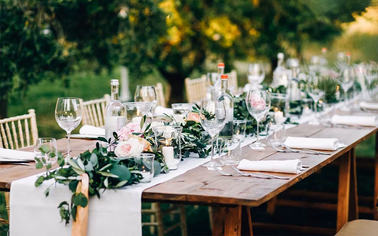 Table avec décoration et vaisselle pour un mariage