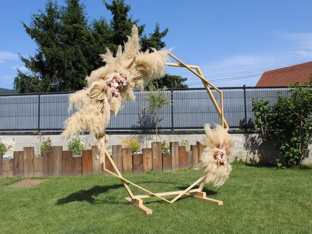 Arche de cérémonie en bois avec décoration