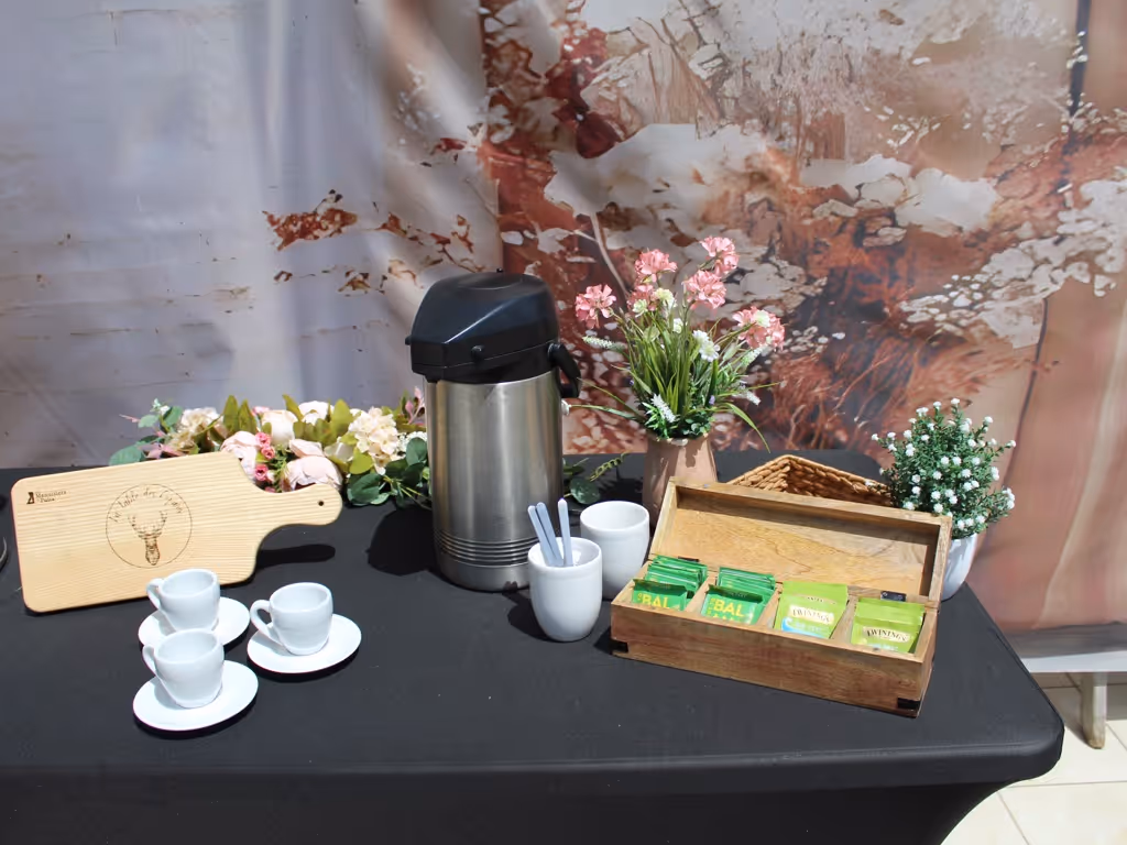 Service à café (percolateur, tasse, soucoupe et cuillère)