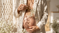 Schwangere Frau hält ihren Bauch während eines ruhigen Moments