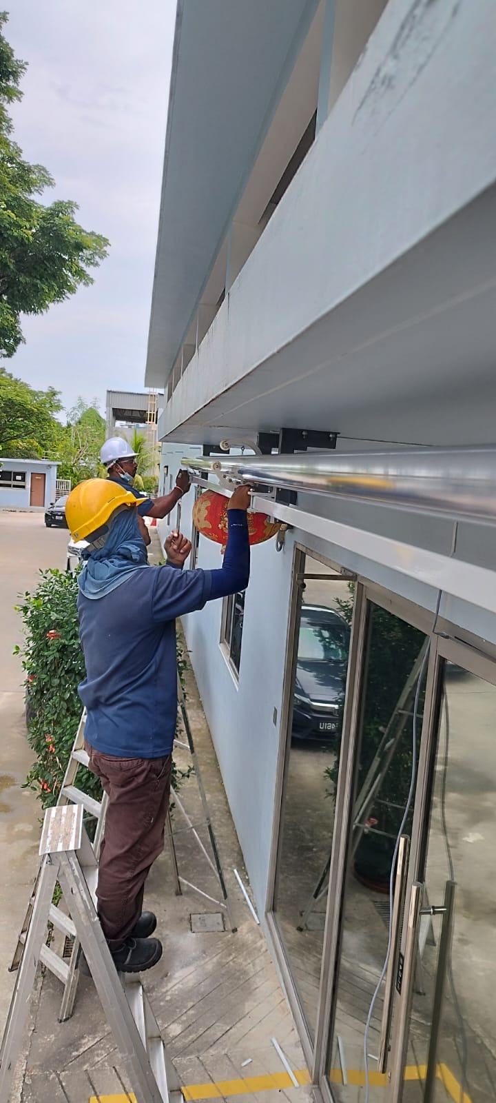 image of ruufer worker flashing, brackets and doing a  system Installation