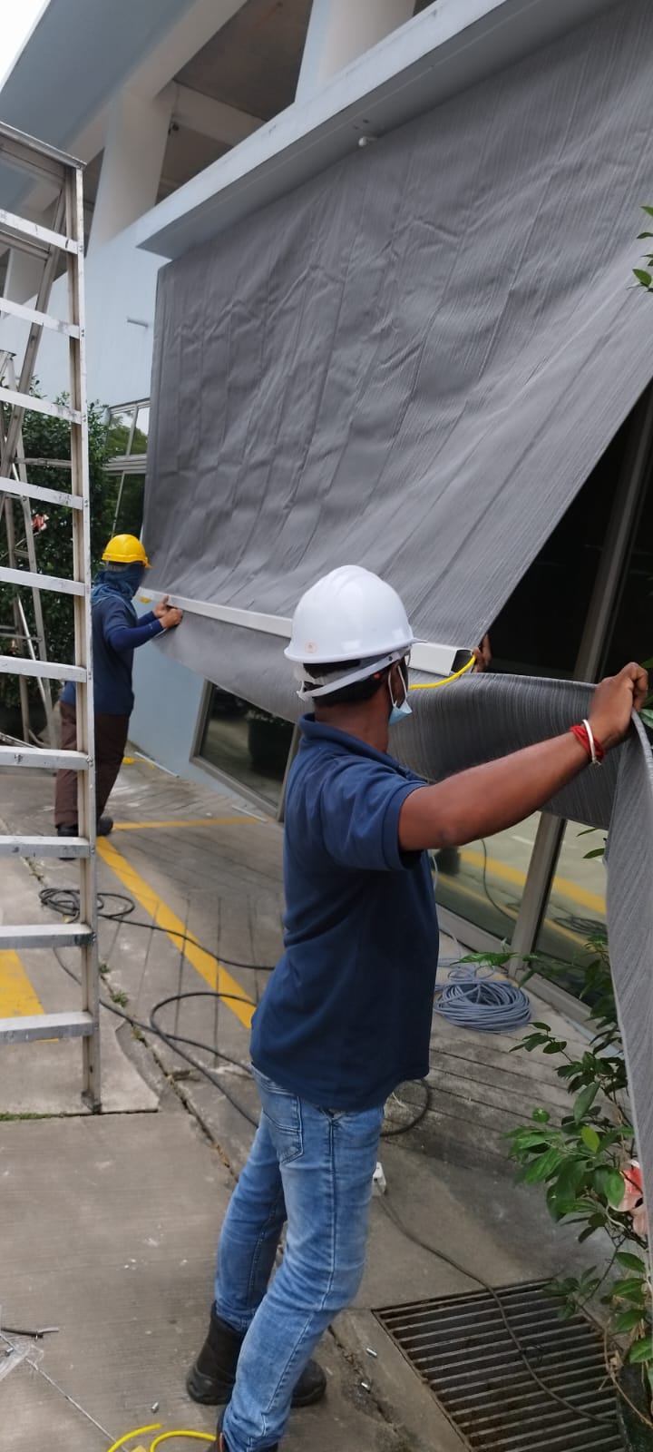 image of group of ruufer workers on site