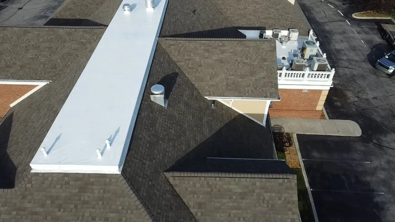 Flat rubber roofing system with clean seams and excellent waterproofing