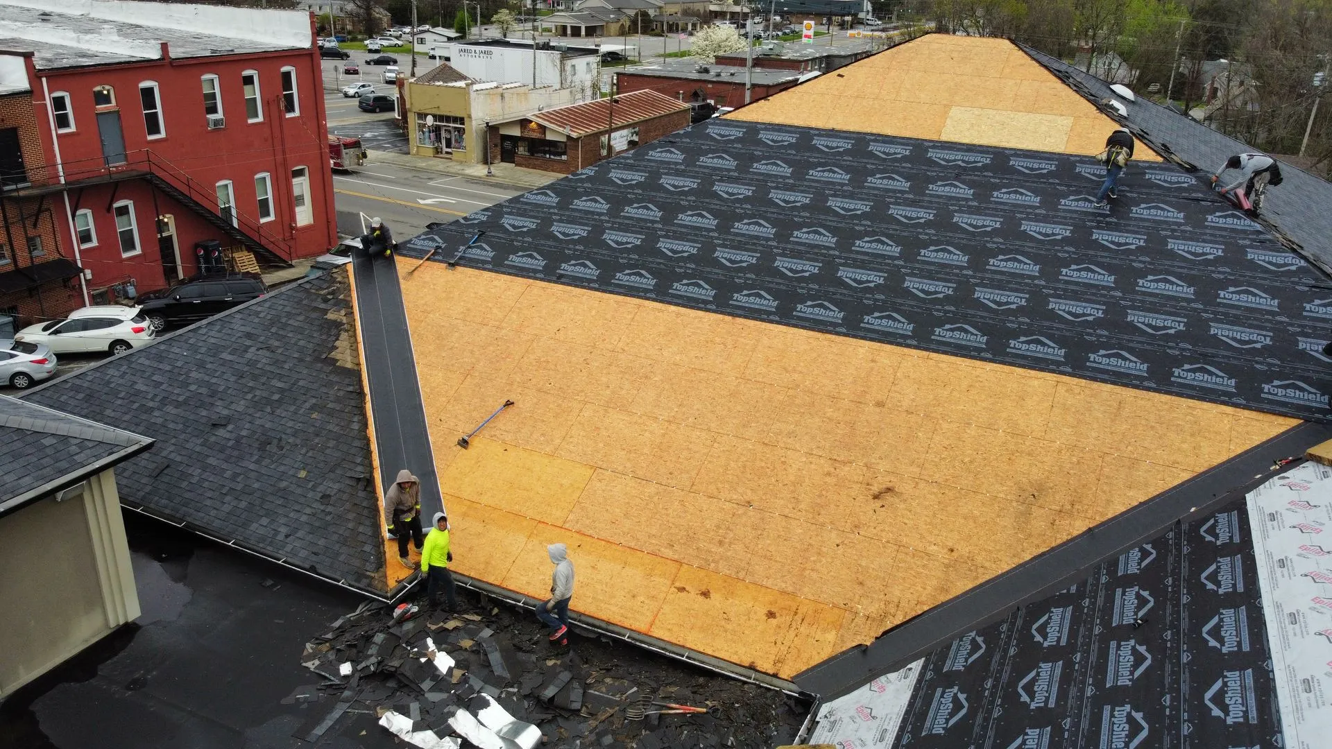 Commercial building roof with seamless installation and insulation