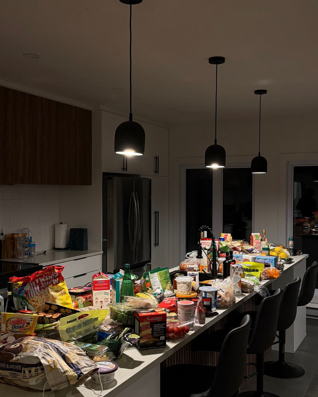 La table de cuisine du chalet le premier jour, après les courses de la semaine