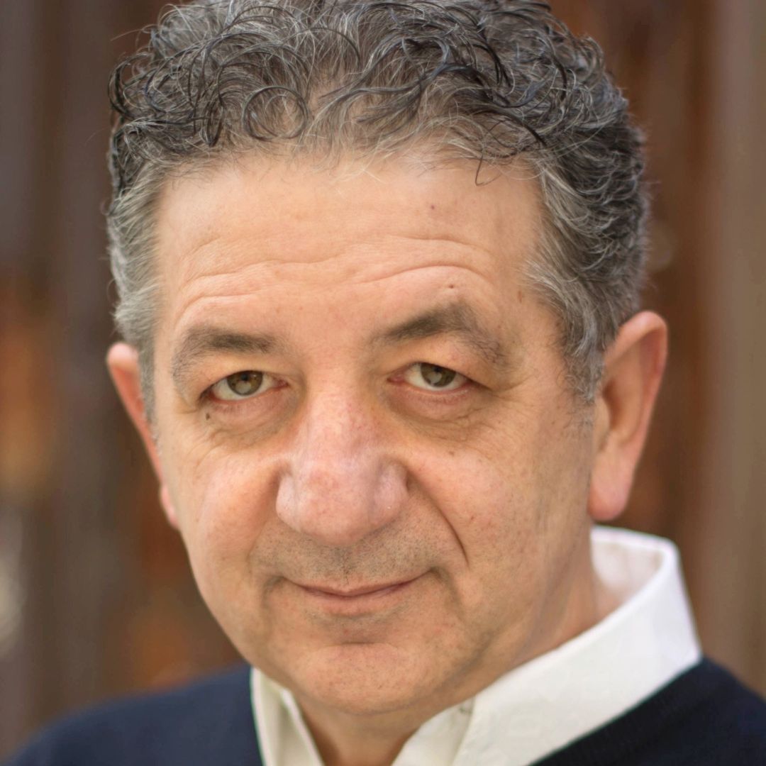 Frank Crudele dans le rôle d'Enzo Ferrari