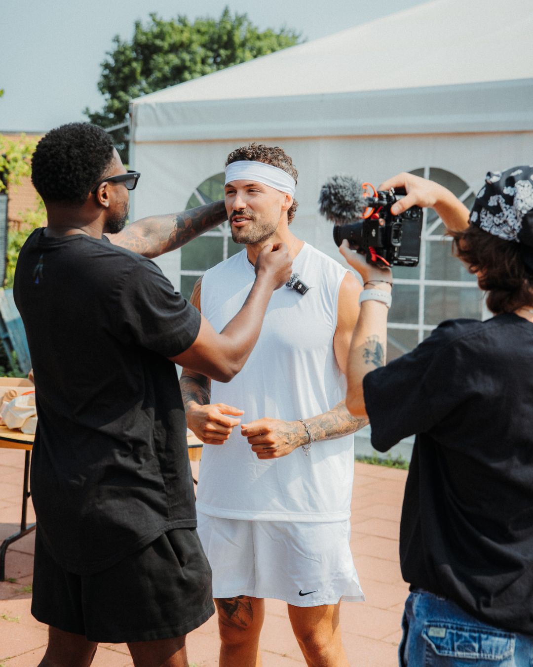 Coulisses d'un tournage publicitaire One Way à Montréal : préparation du talent et vidéaste sur le plateau