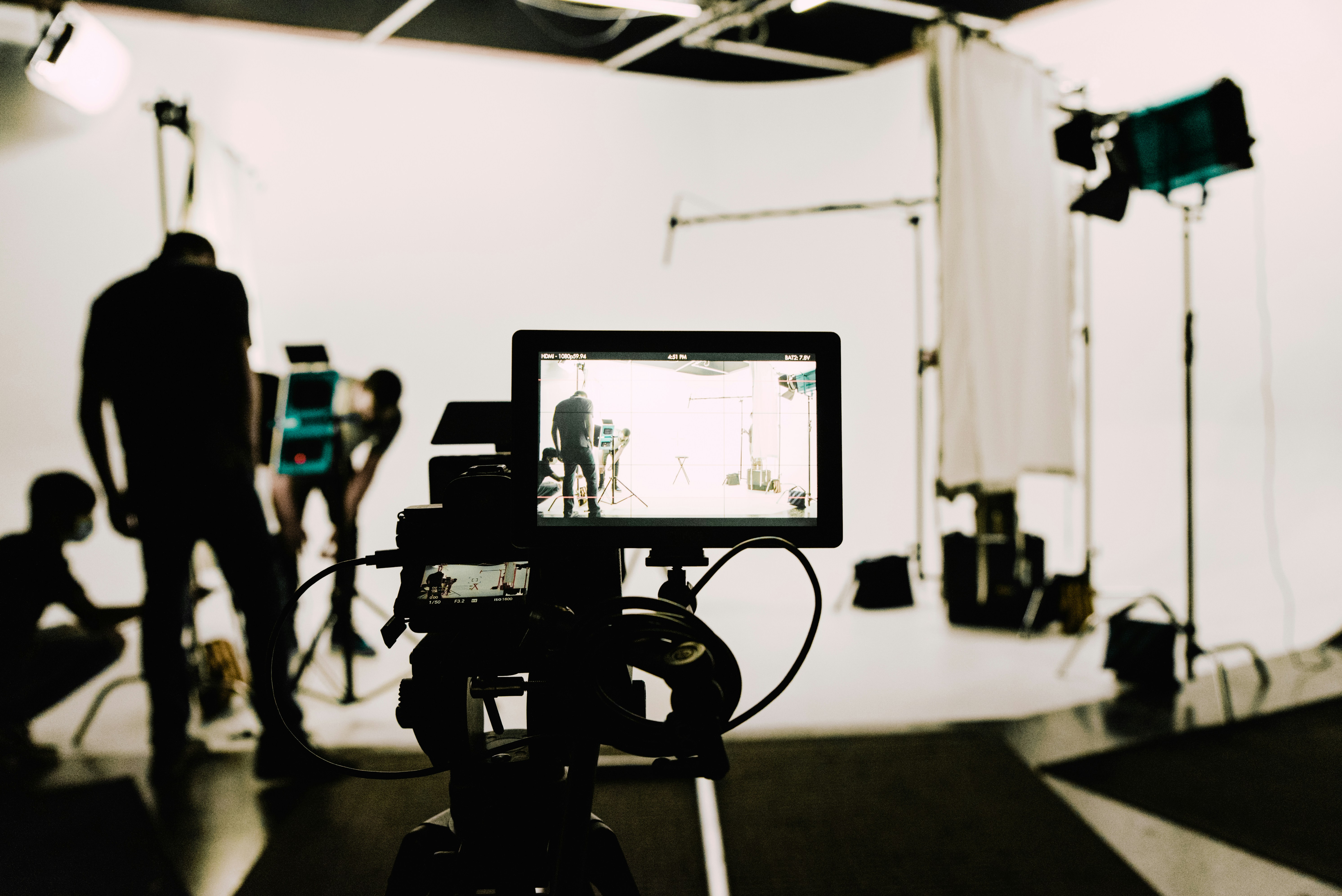 Camera et eclairage sur un plateau de tournage professionnel