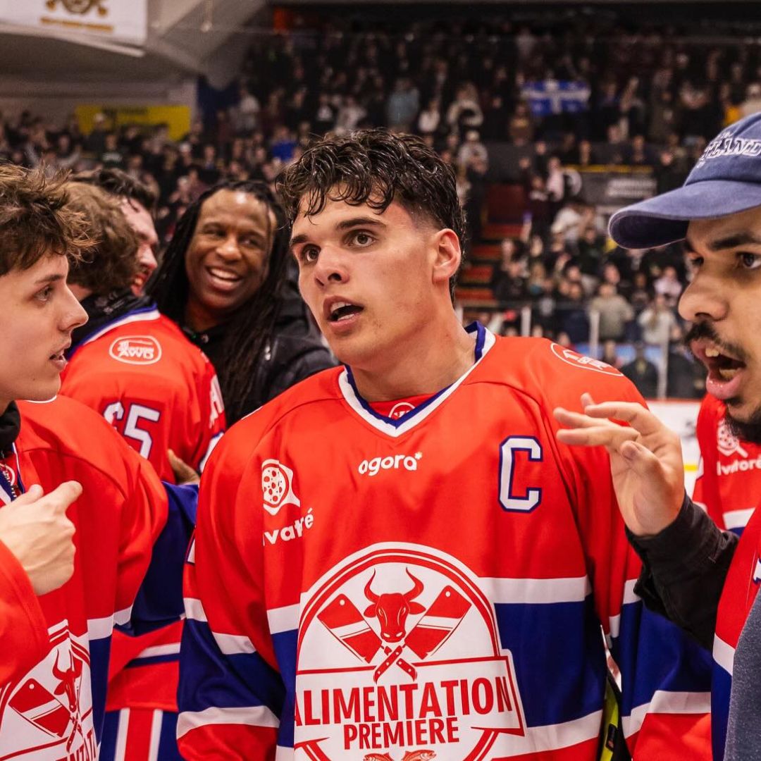 Lewislefou, capitaine de son équipe de hockey pour la revanche contre Olivier Primeau