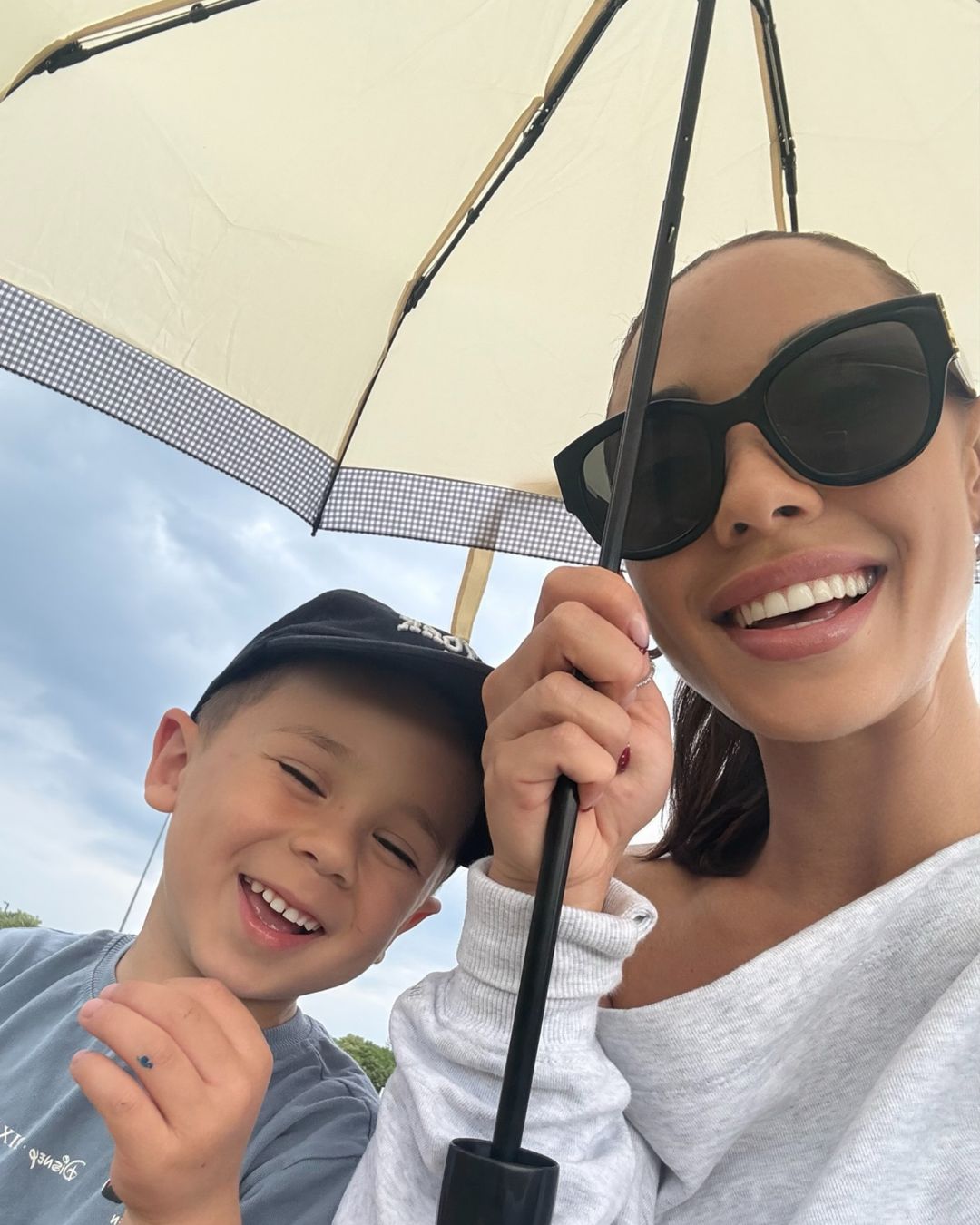 Maude Lavoie et son fils Jackson souriants sous un parapluie