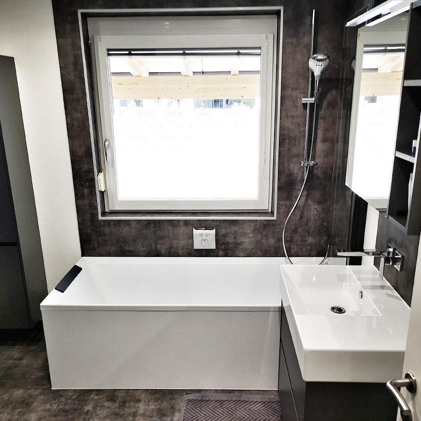 Badsanierung Tirol – bodengleiche helle Dusche für barrierefreien Badumbau