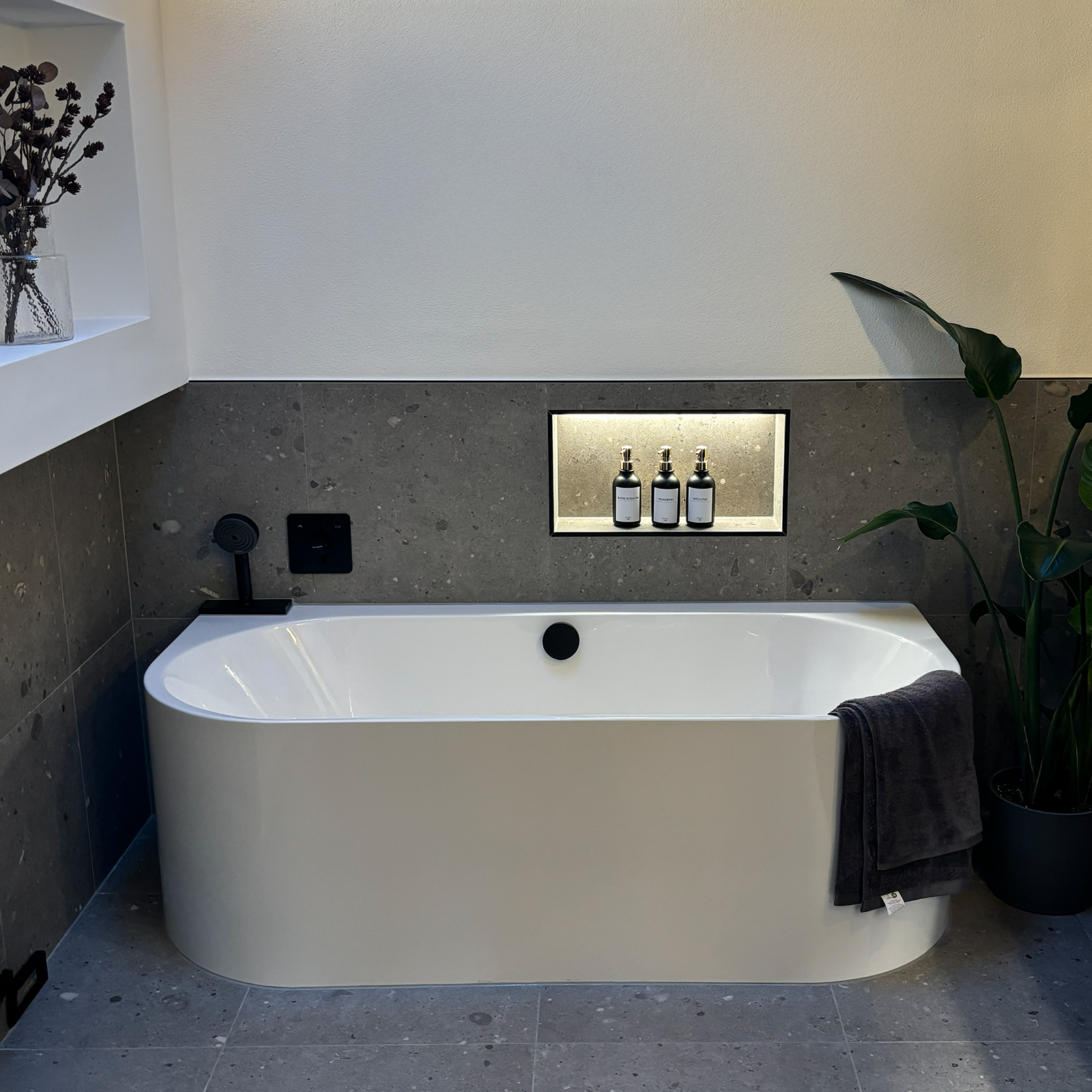 Badsanierung Tirol – freistehende Design-Badewanne im Rahmen einer Komplettbad Sanierung