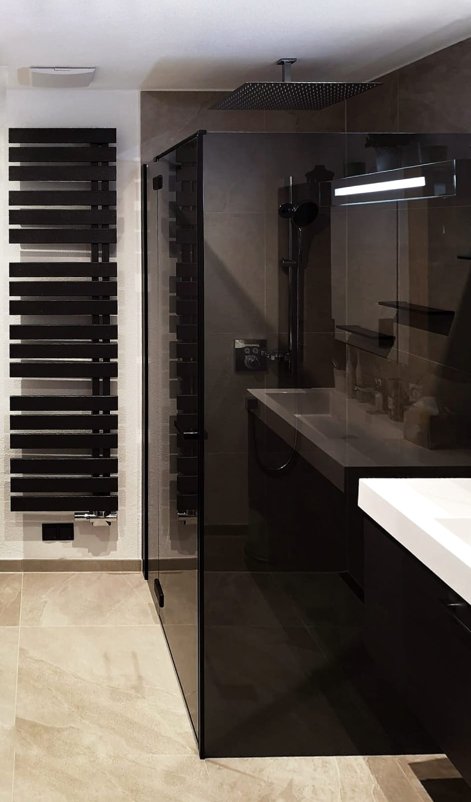 Komplettbad Sanierung Tirol – modernes Designbad mit dunklen Oberflächen nach Badsanierung