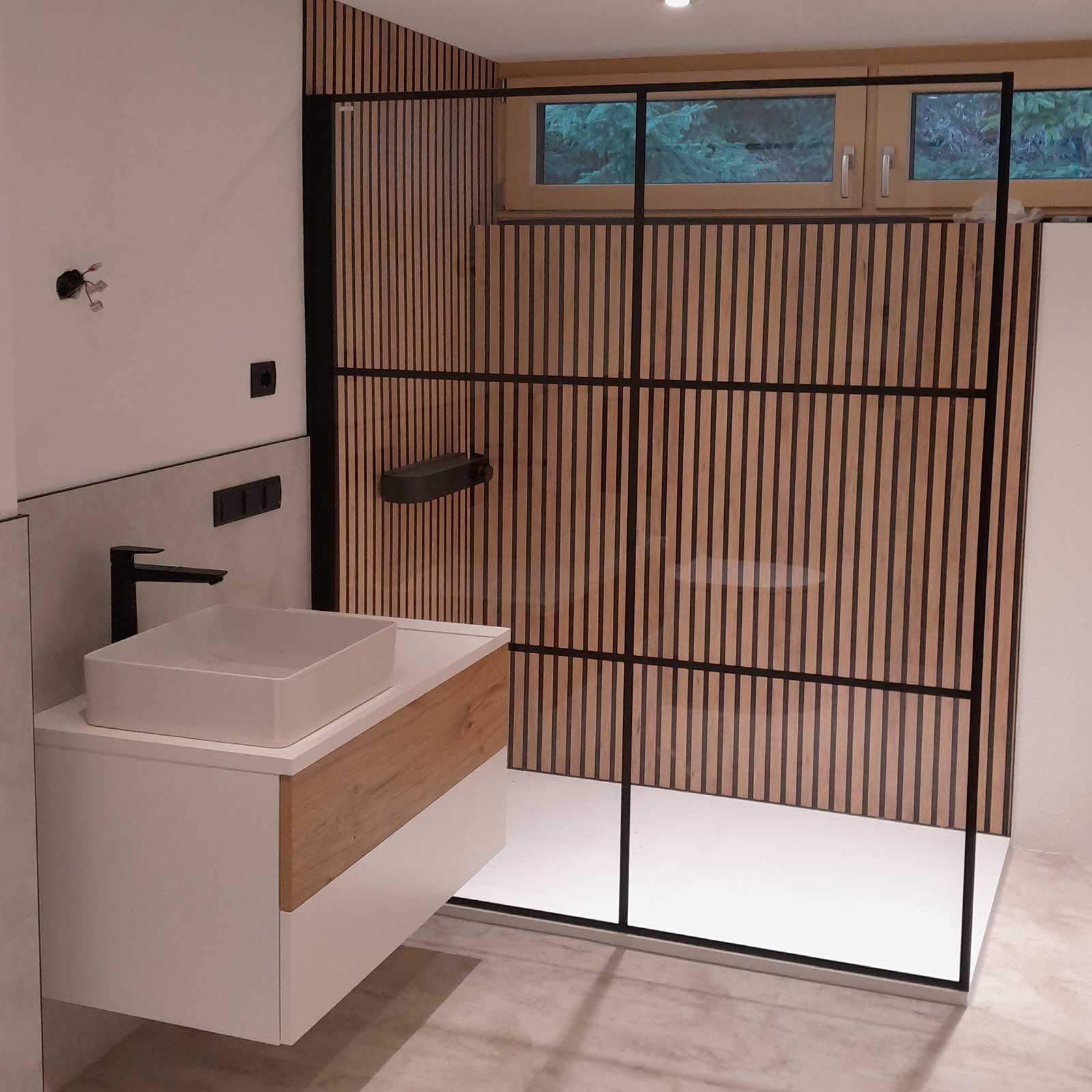 Komplettbad Sanierung Tirol – modernes Badezimmer mit Holzoptik und Dusche nach Badsanierung