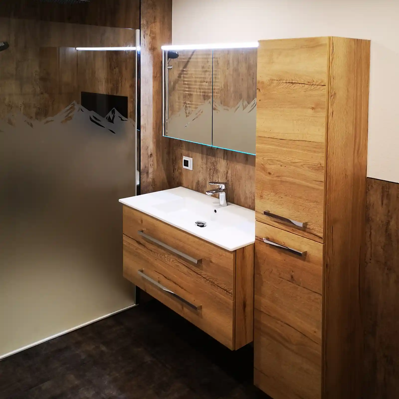 Badsanierung Tirol – modernes Waschbecken in Holzoptik nach Badrenovierung und Komplettbad Sanierung