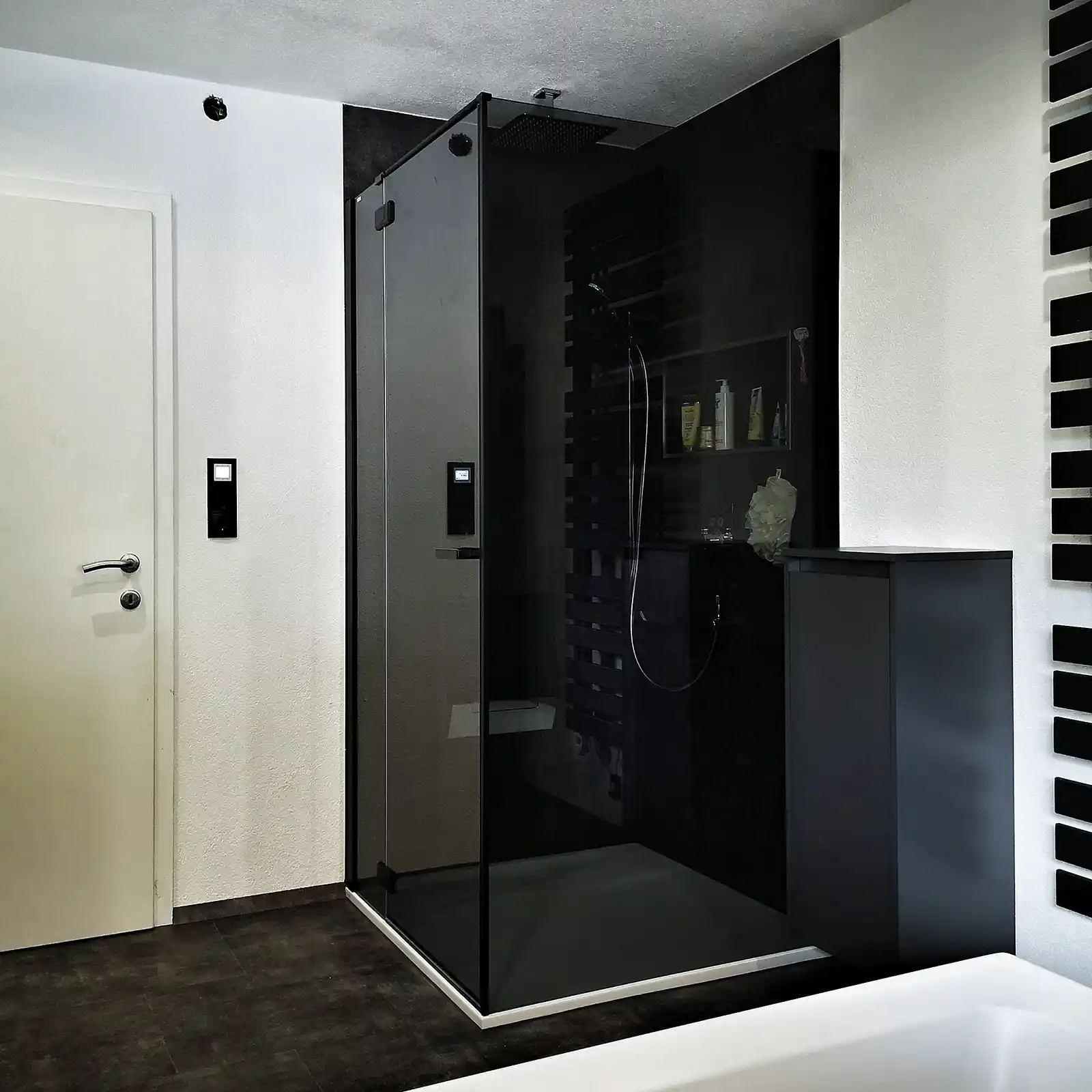 Komplettbad Sanierung Tirol – schwarze Walk-In-Dusche im modern sanierten Badezimmer