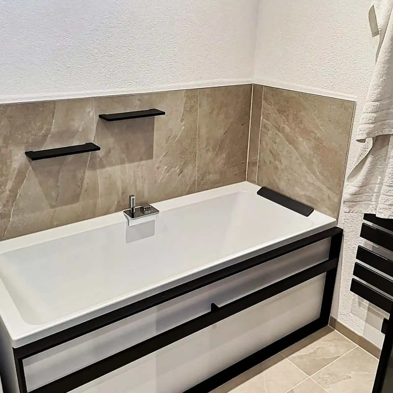 Badewanne mit warmer Holzoptik und moderner Steinverkleidung für ein harmonisches Badezimmer.