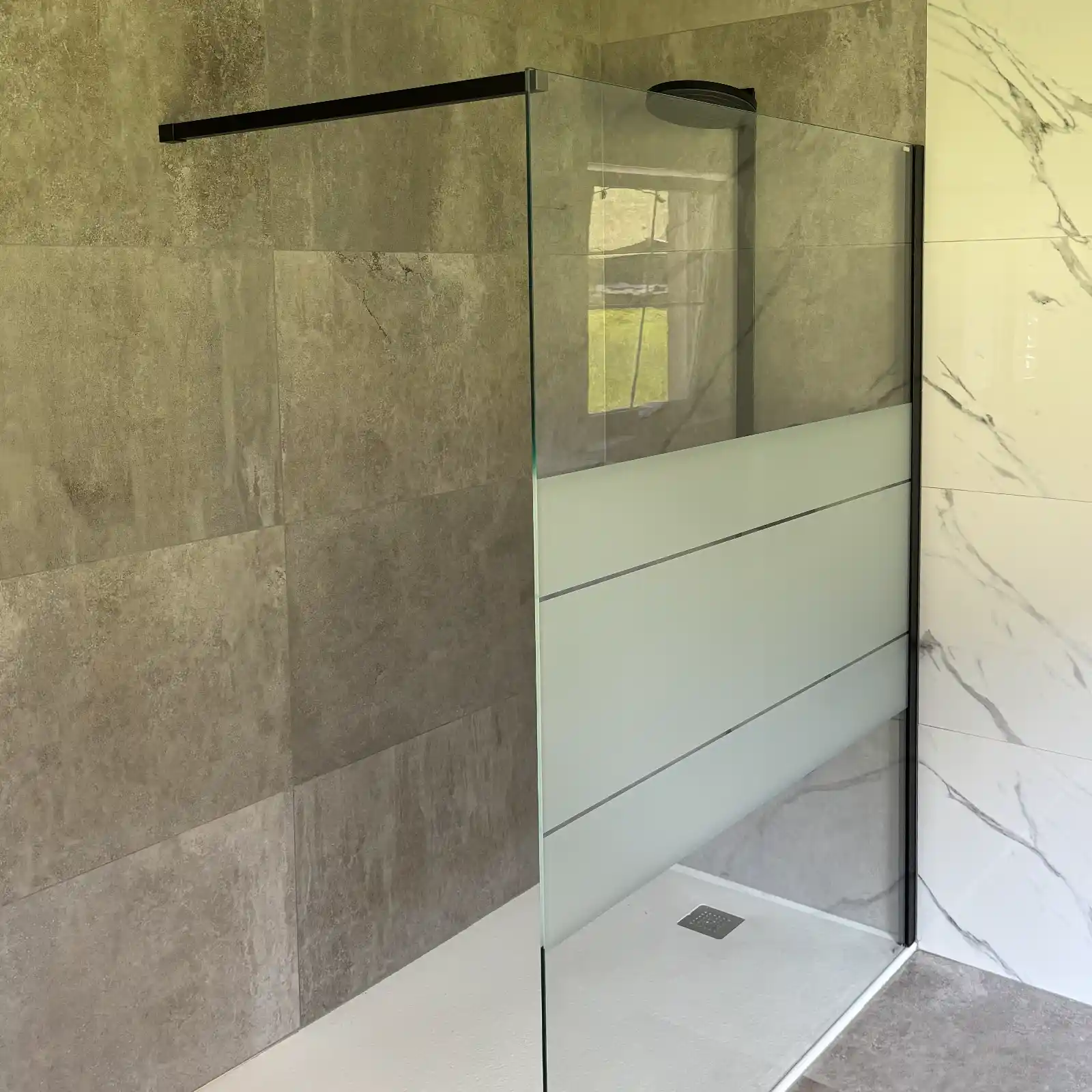 Bodengleiche Walk-In-Dusche mit Glasabtrennung nach Badsanierung in Tirol