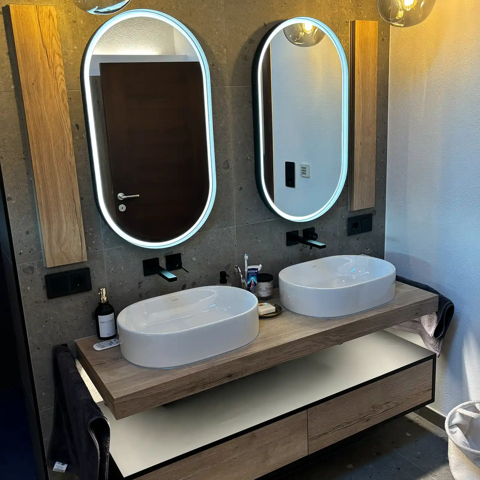 Moderner Doppelwaschtisch mit Design-Spiegeln nach Badsanierung in Tirol