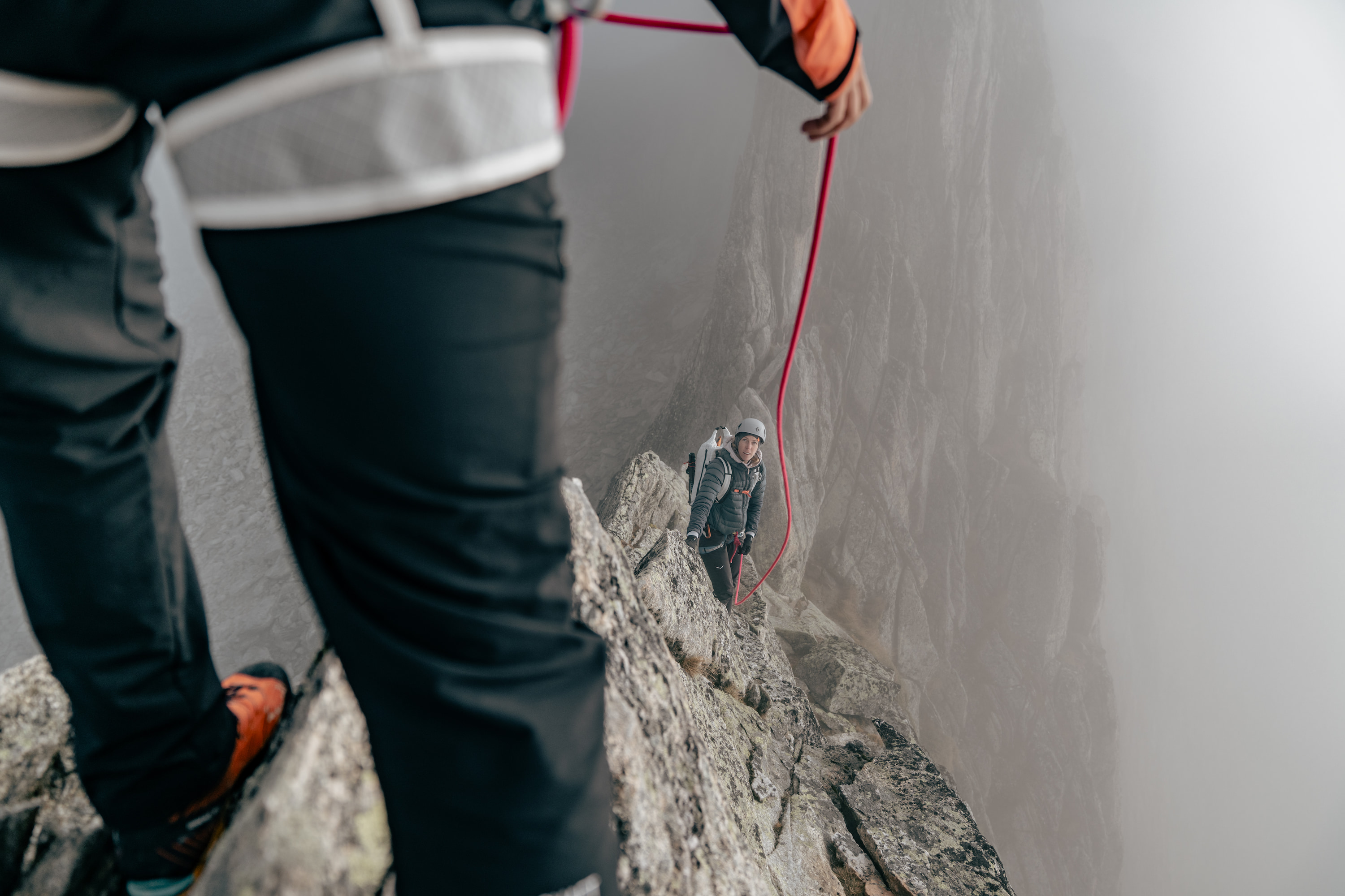 zwei Bergsteiger auf einem Grat
