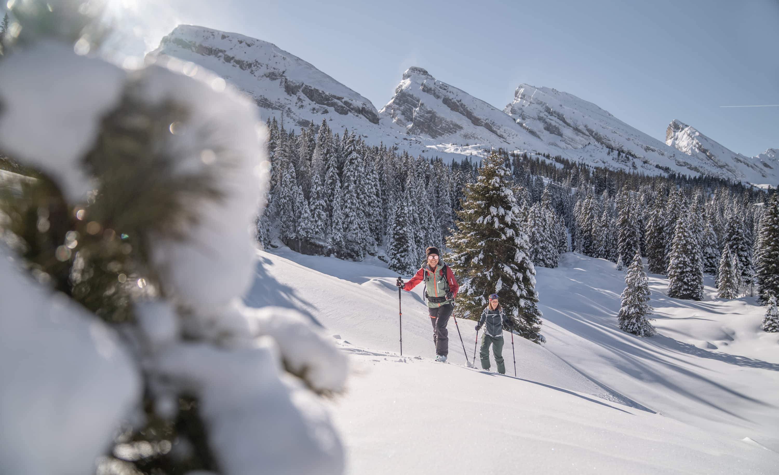 Skitourengänger in einer wundervollen Landschaft und den Churfirsten im Hintergrund