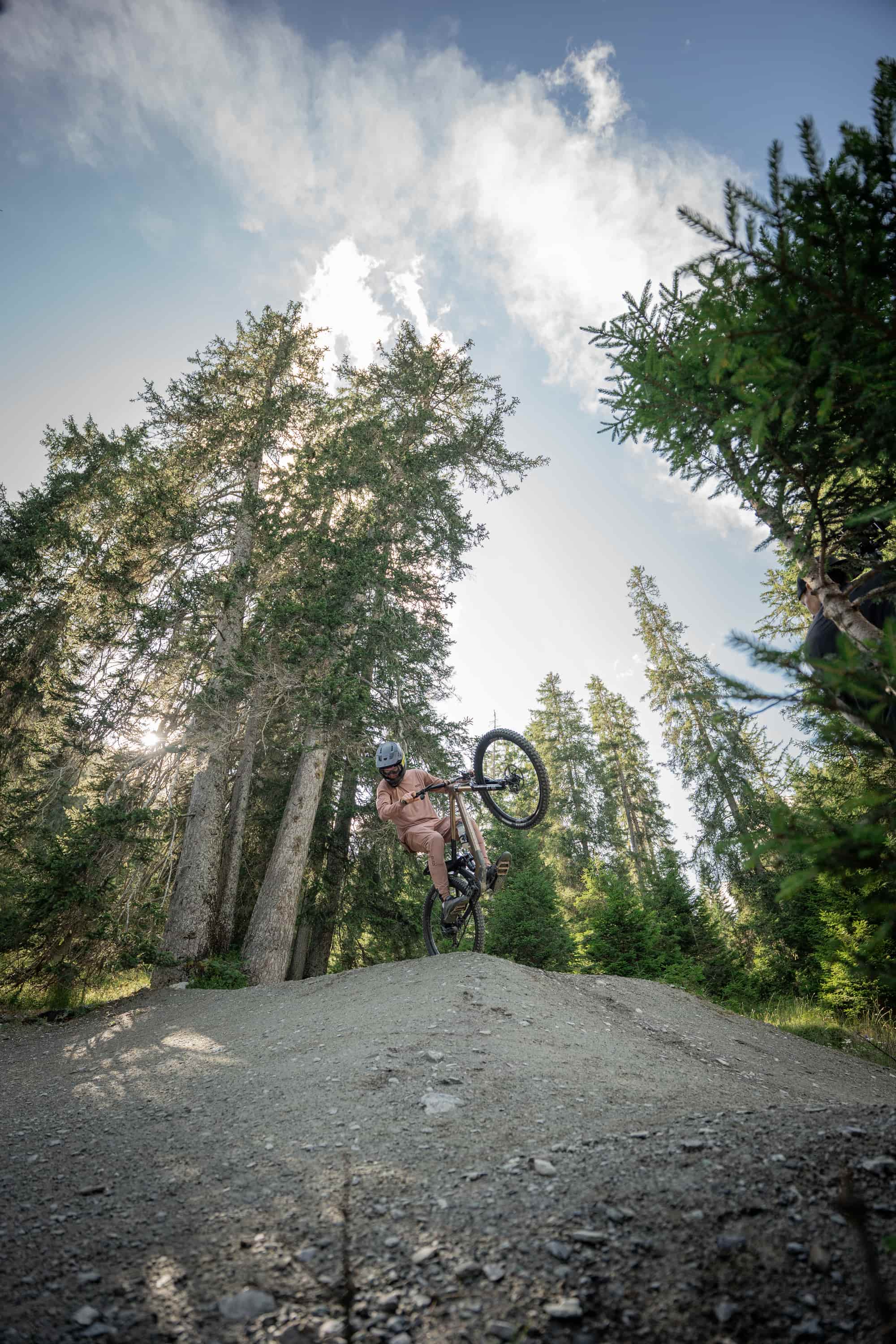 Man sieht einen Mann in einem Pumptrail 