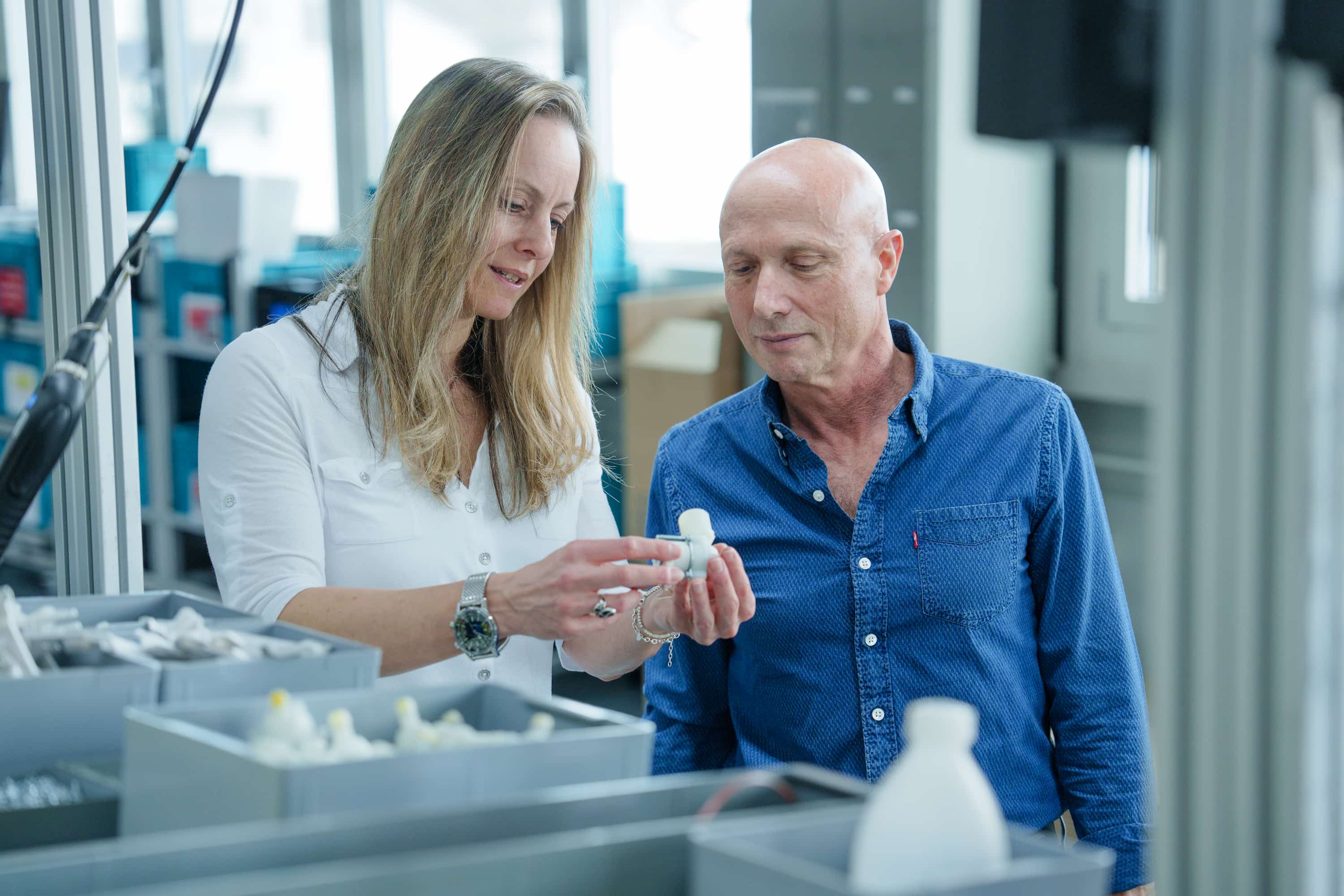 Es zeigt zwei Menschen in der Abstimmung in der Produktion