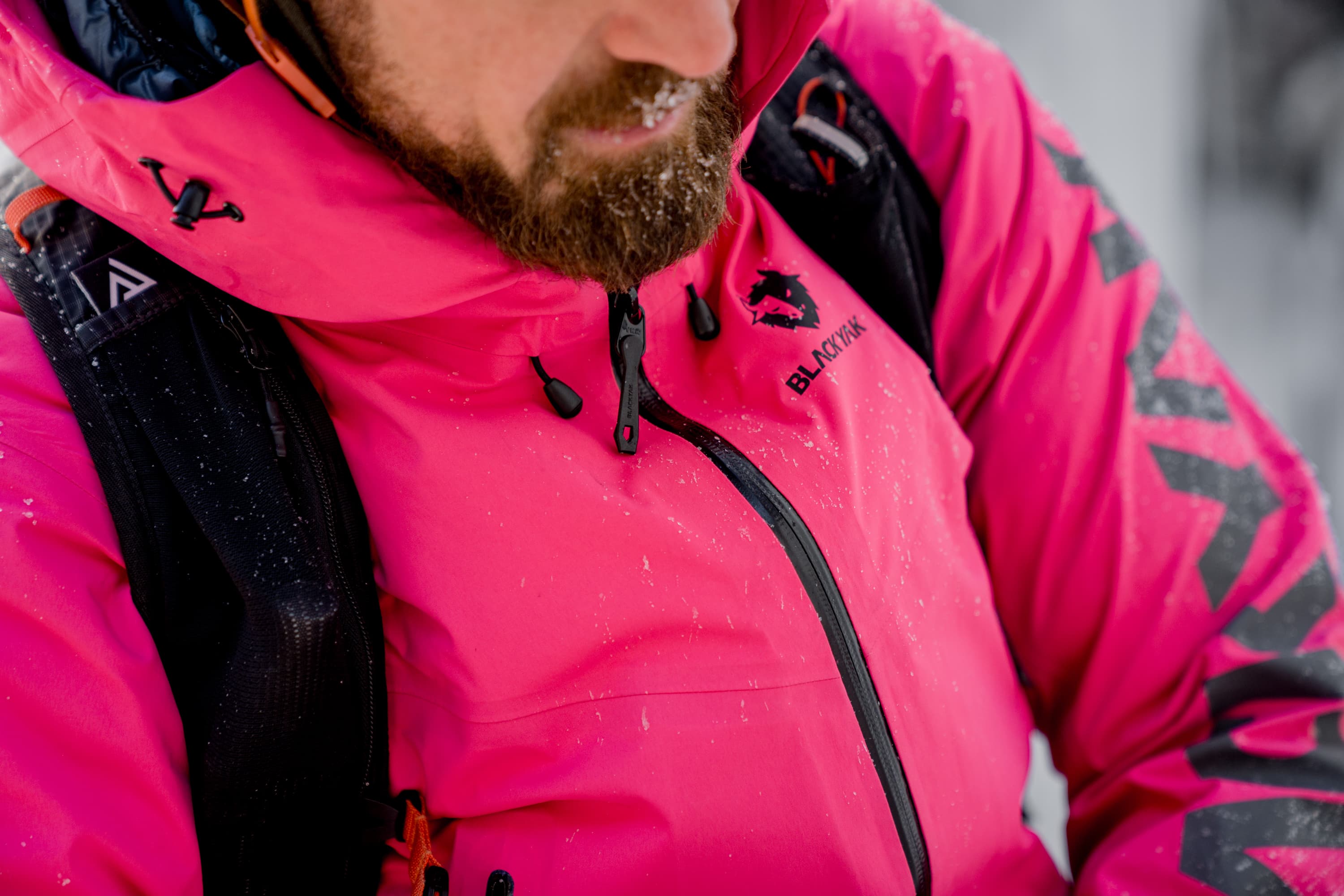 Nahaufnahme einer pinken Hardshell Jacke mit Black Yak Label