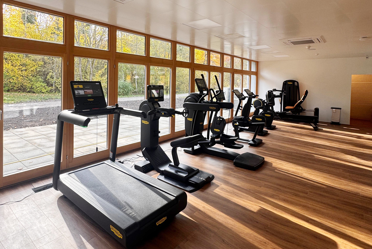 Modernste Geräte, viel Tageslicht und der Blick in die Natur sorgen für Motivation und Energie.