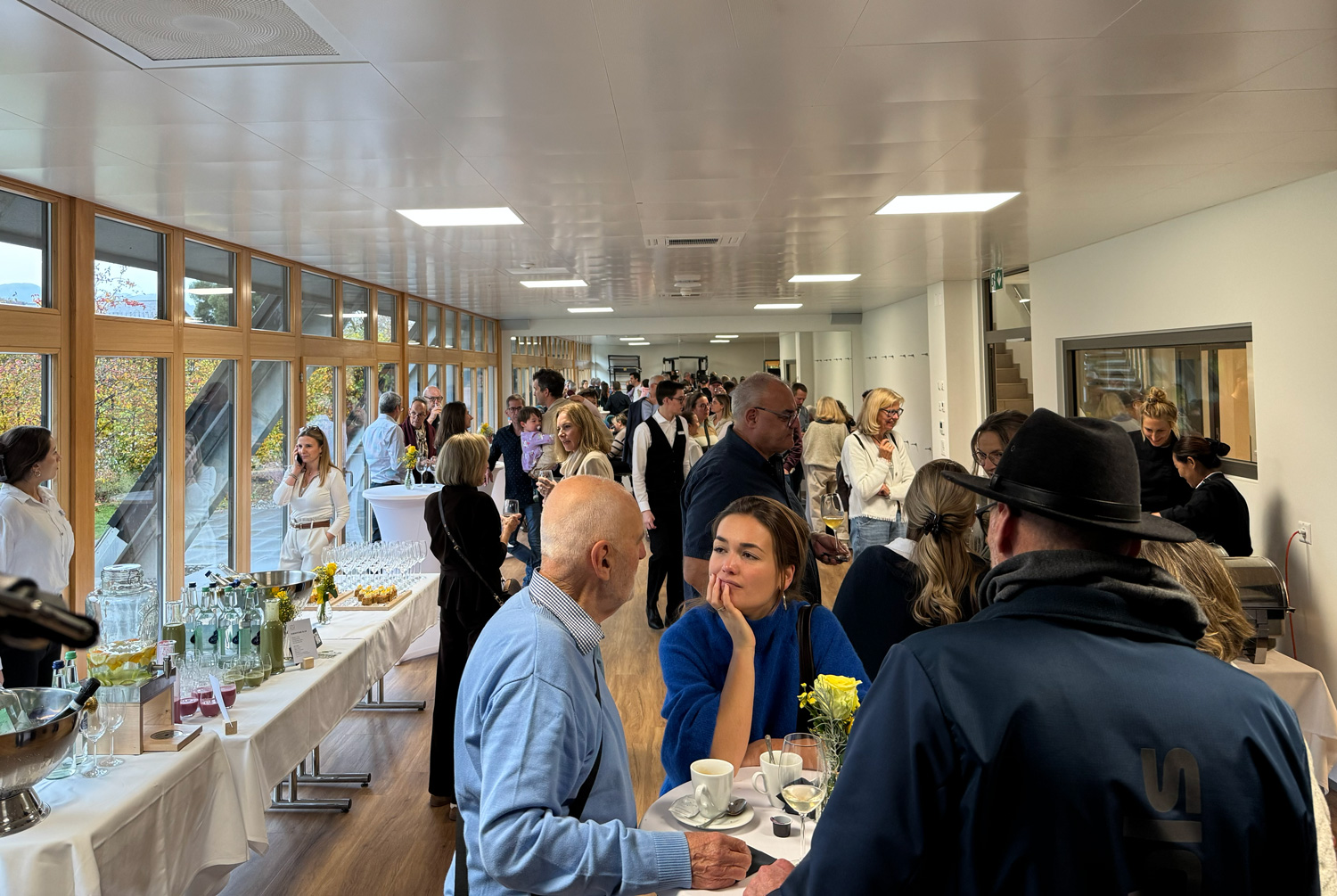 Volles Haus und lockere Stimmung mit vielen Kundinnen, Kunden, Partnern und Freunden.