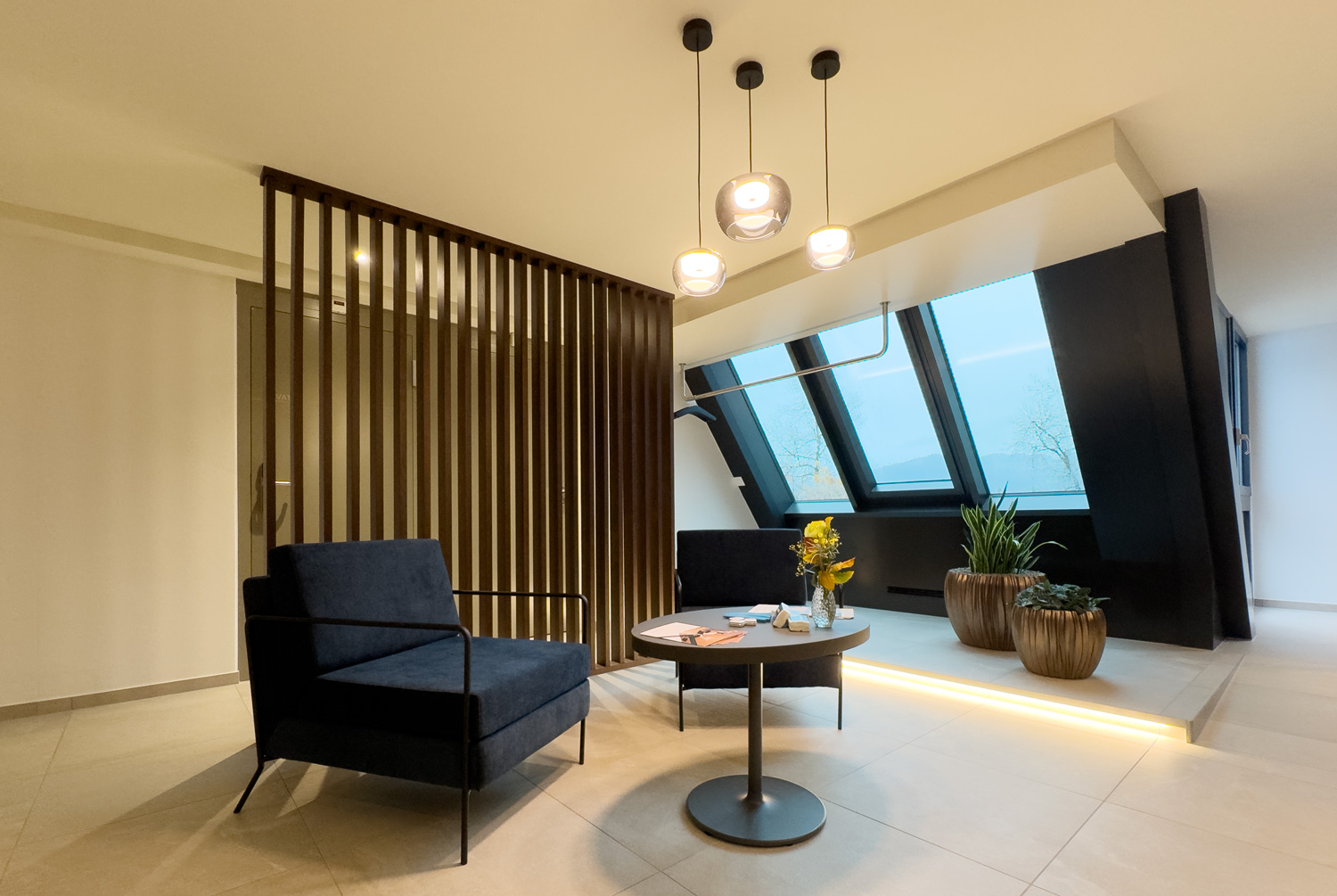 Der grosszügige Wartebereich lädt zum Ankommen ein.